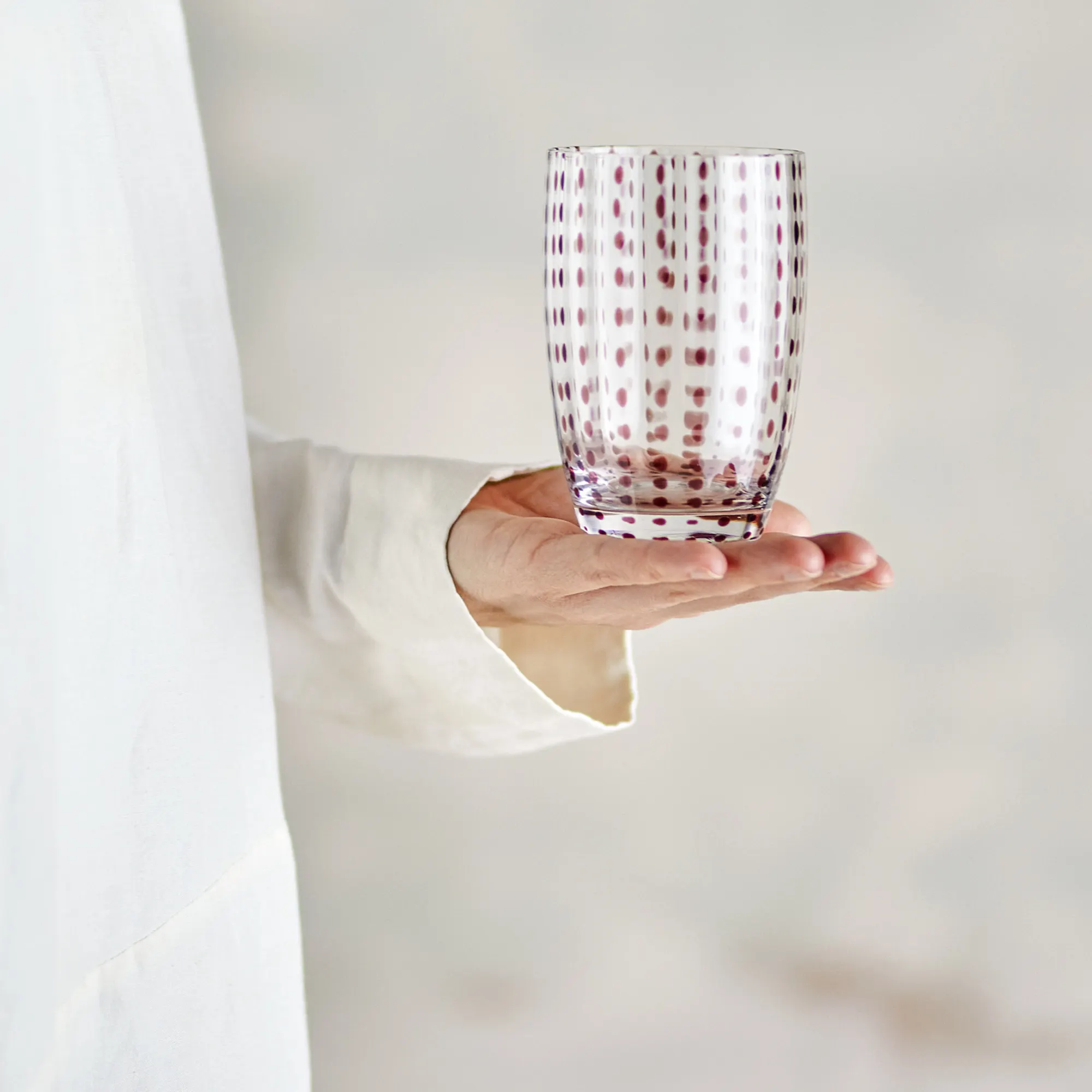 szklanka, kufel, kropkowane, trzymanie, przezroczysty