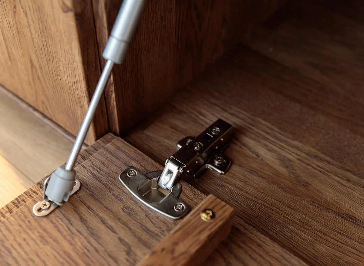 Komoda dębowa COLLODI szeroka 4-drzwiowa z oświetleniem 185 cm - tabacco - ZICOL05T