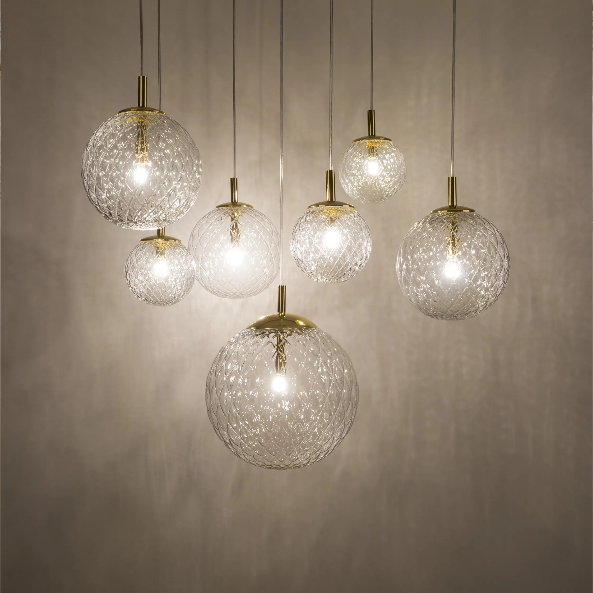 Lampa sufitowa CADIX złota z dodatkowymi podwieszeniami transparentne kryształowe okrągłe klosze w różnych rozmiarach 500x200cm - TK_4608