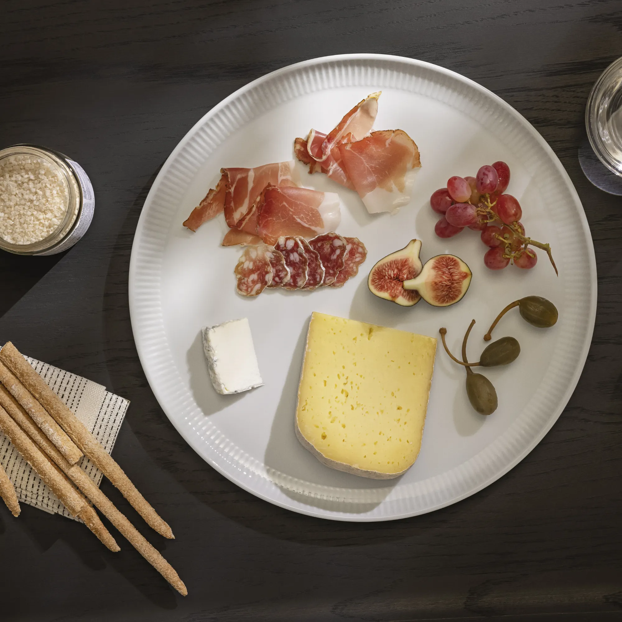 ser, talerz serowy, wino, grzyb?, owoc