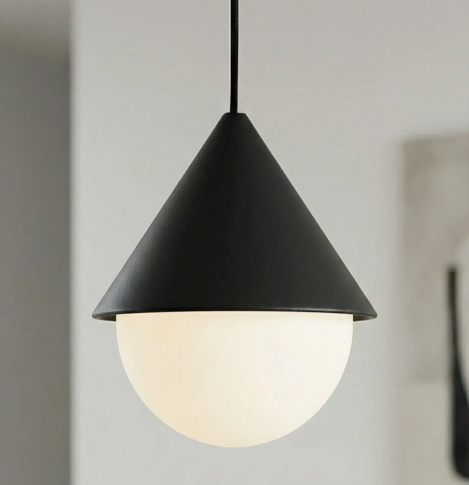 image lampa wisząca, pojedyncza żarówka, czarna czasza, amatowy metal, matowe wykończenie