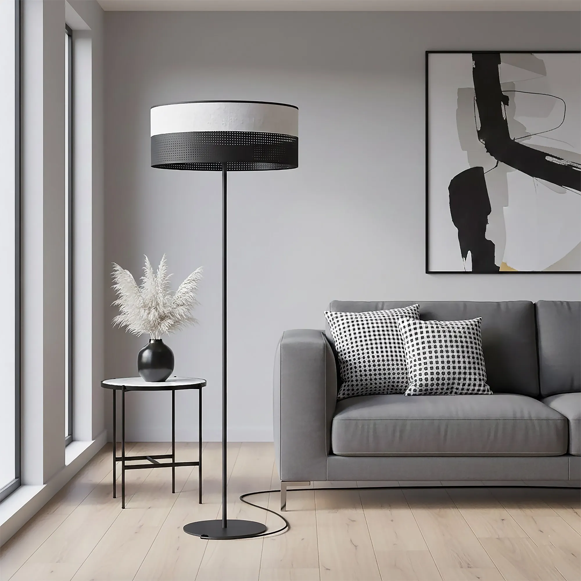 image lampa stojąca, lampa stołowa, sofa szara, poduszki w kratkę, obraz abstrakcyjny