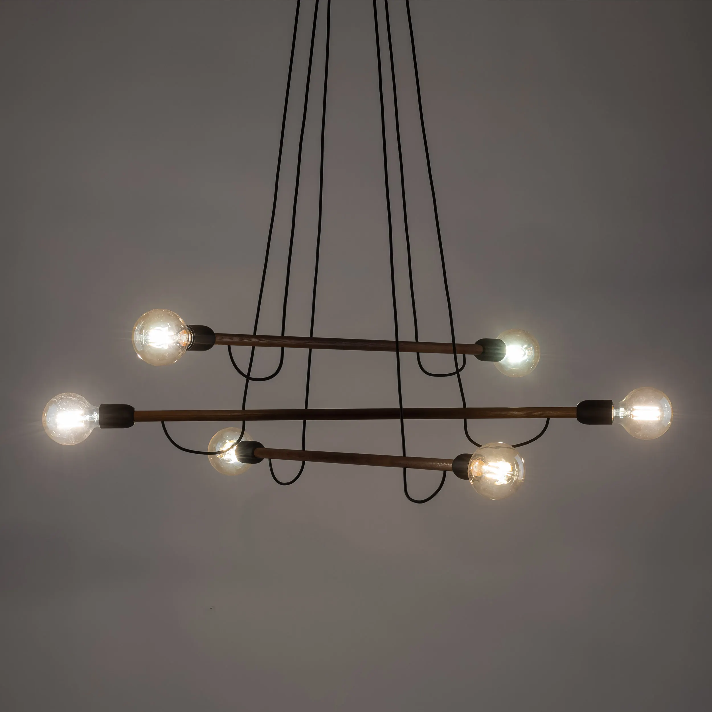 Lampa wisząca HELIX czarna orzechowe drewniane poprzeczki 150x93cm - TK_4950