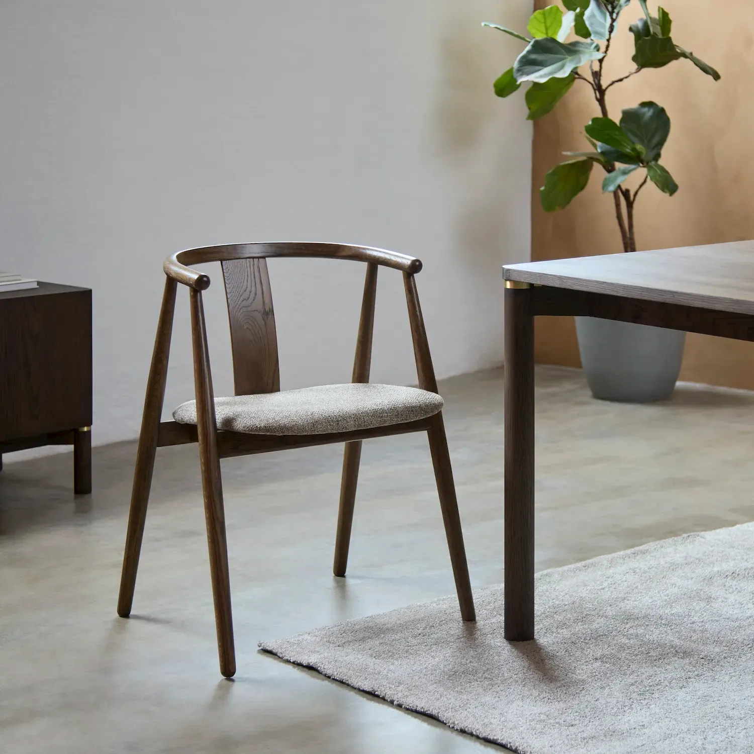 Krzesło drewniane okrągłe RELATE z podłokietnikami dąb wędzony/beżowy - UN_49560082