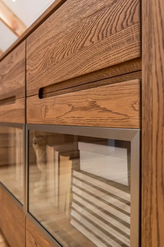 Komoda z witryną 2-drzwiowa z 4 szufladami MONTENEGRO 47 drewniana dąb rustical 180x87x42cm - TH-100-0937