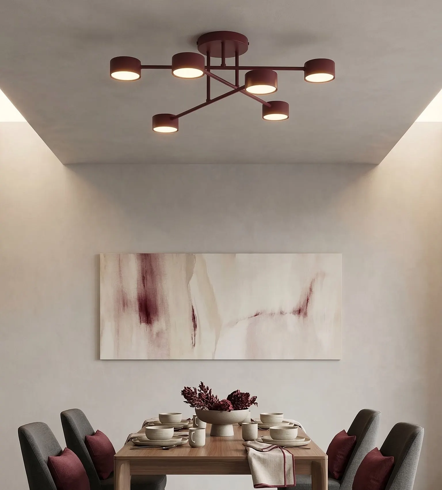 lampa sufitowa, drewniany stół, zestaw do jadalni, obrus/serwetki, obrazy abstrakcyjne