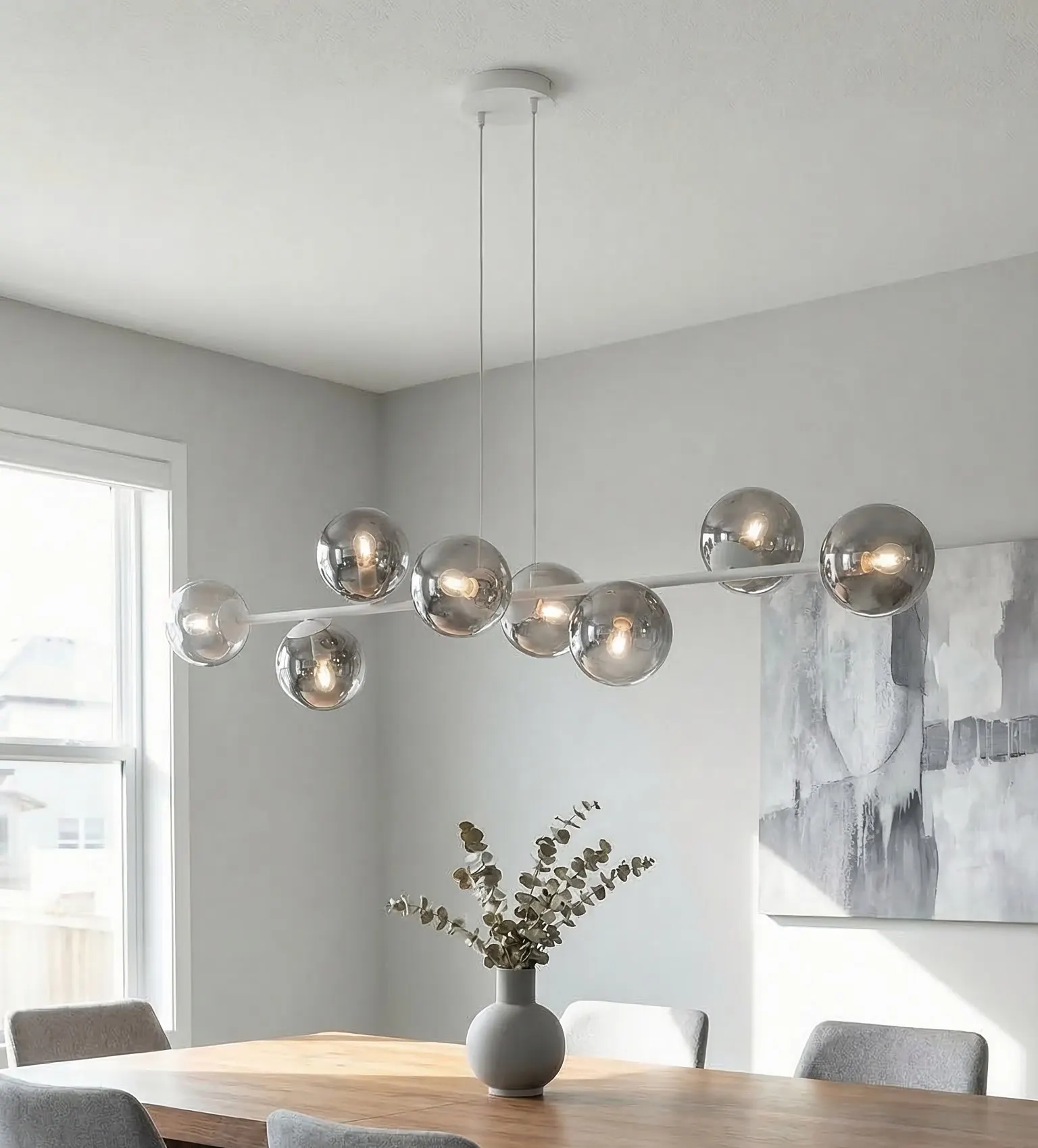 lampa wisząca, kule szklane, metalowy sufitowy, stół drewniany, jadalnia minimalistyczna