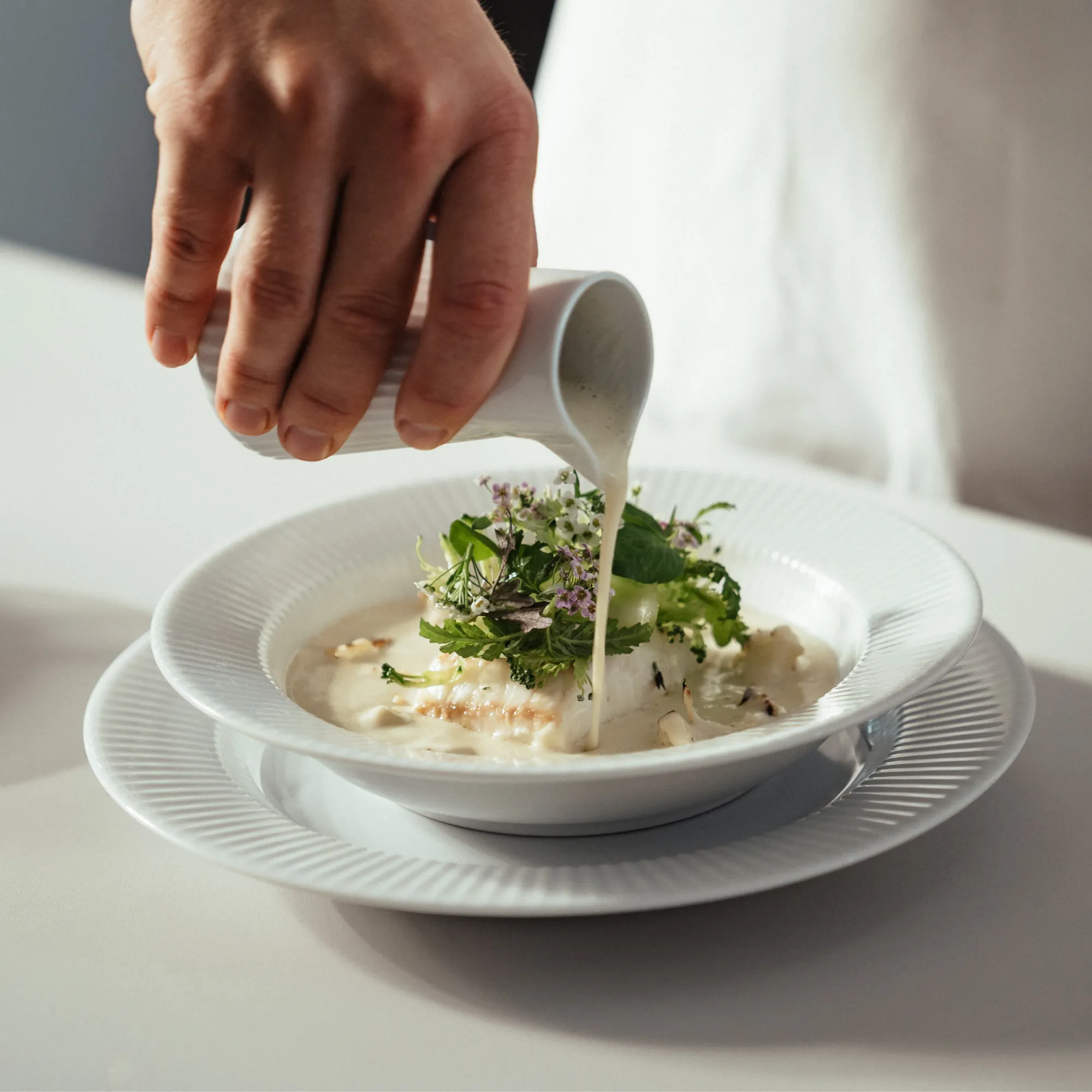 image kremowy sos, zupa kremowa, kwiatowy dodatek, porcelanowa zastawa, dzbanuszek do sosu