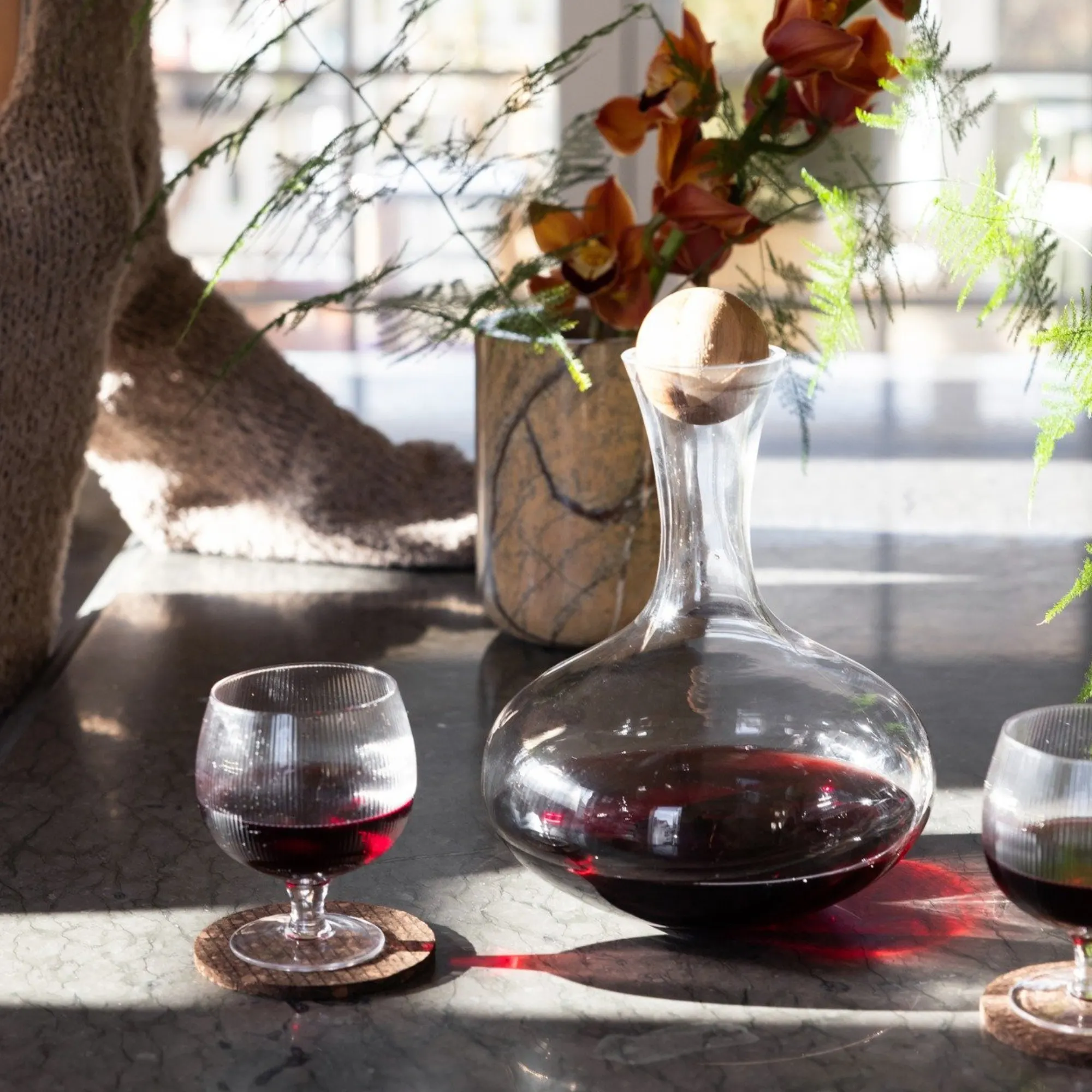 karafka, szklany dzbanek, waza do wina, wino czerwone, dekoracja stołu