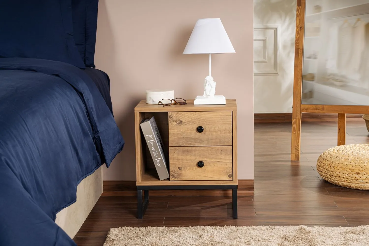 Szafka nocna z 2 szufladami i wnęką GLIMMER sosna atlantycka czarny stelaż - ASI_241NRD1413