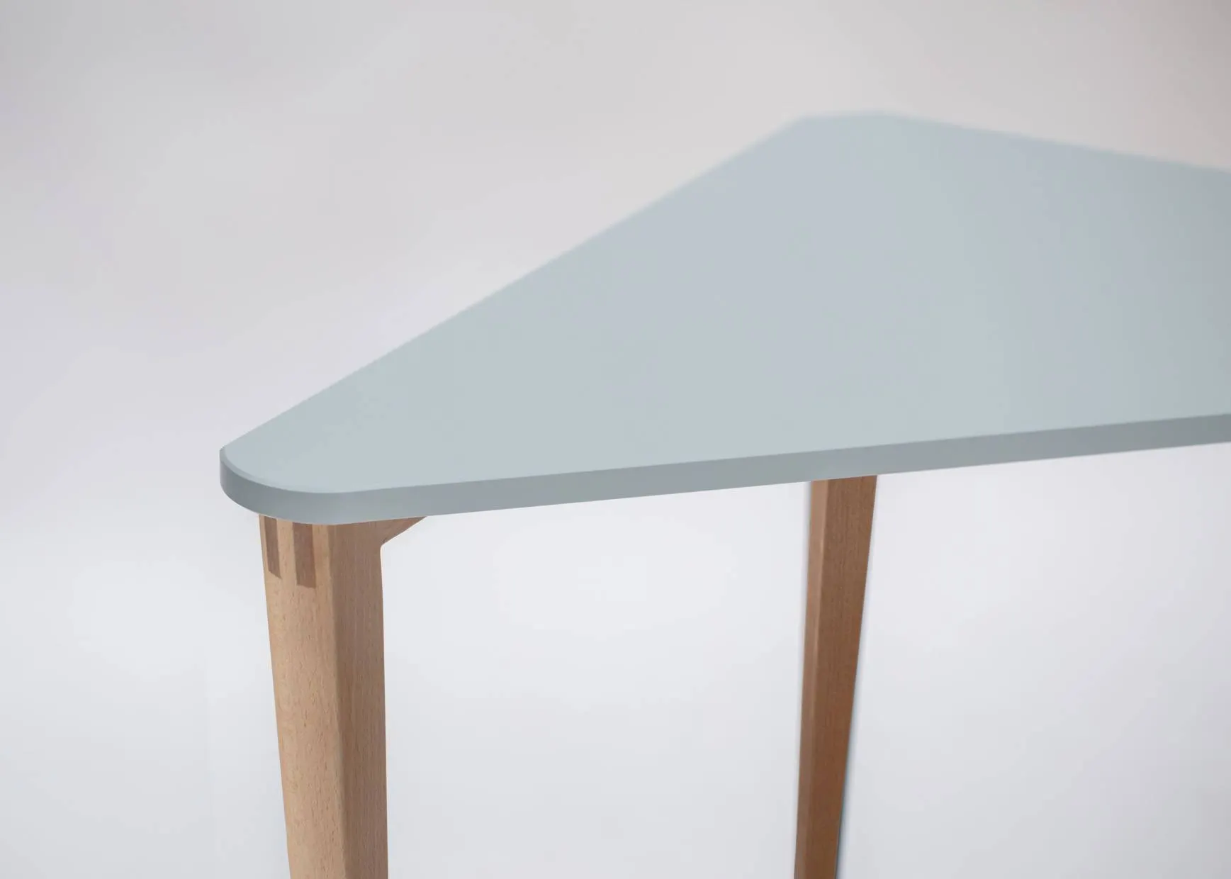 Biurko narożne NAJA 114x85 trójkątne koralowy blat/bukowe nogi - NRGB_NCD16