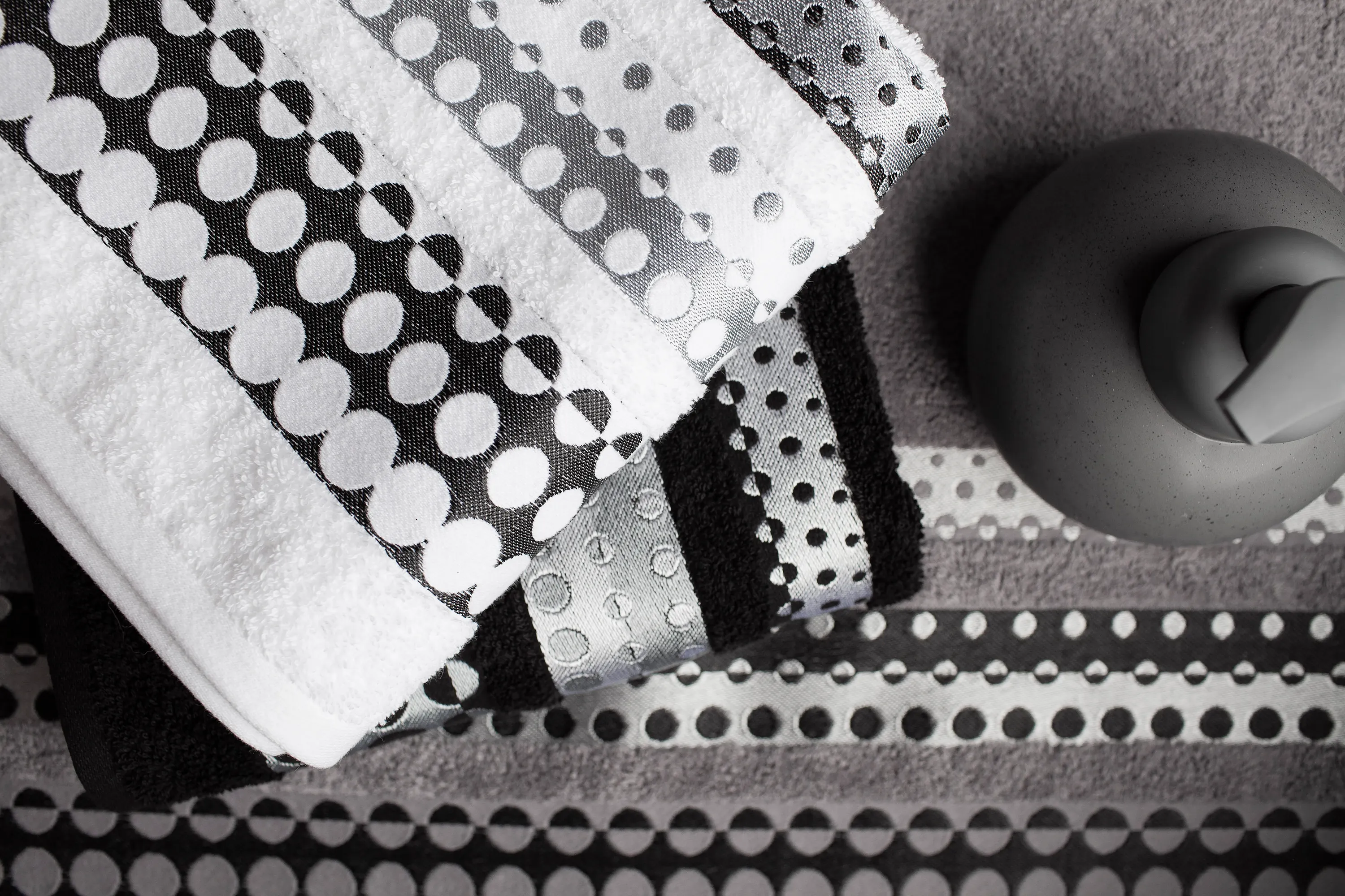 Ręcznik SILVER 70X140 żakardowy z haftem czarny - FARO_8521