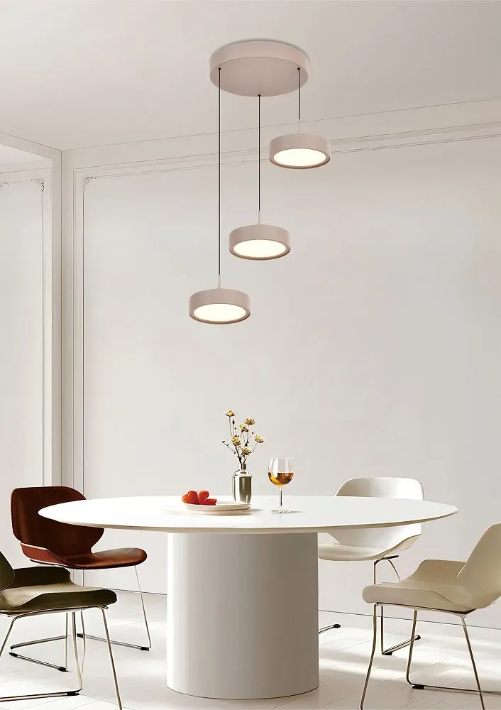 lampa wisząca, kinkietowy żyrandol, trzy połączone lampy, jadalnia, okrągły stół