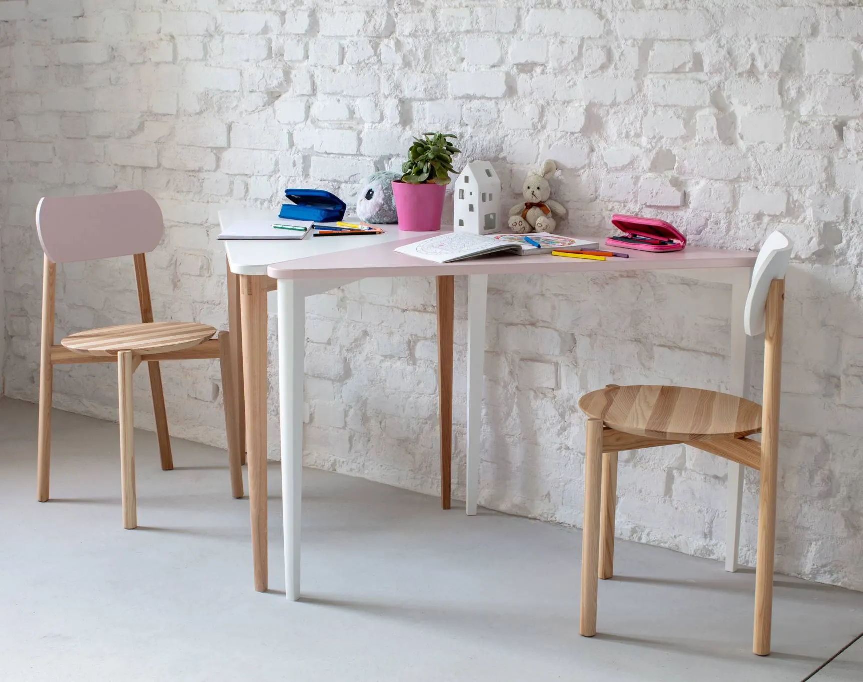 Biurko narożne NAJA 114x85 trójkątne zielony blat/bukowe nogi - NRGB_NCD10