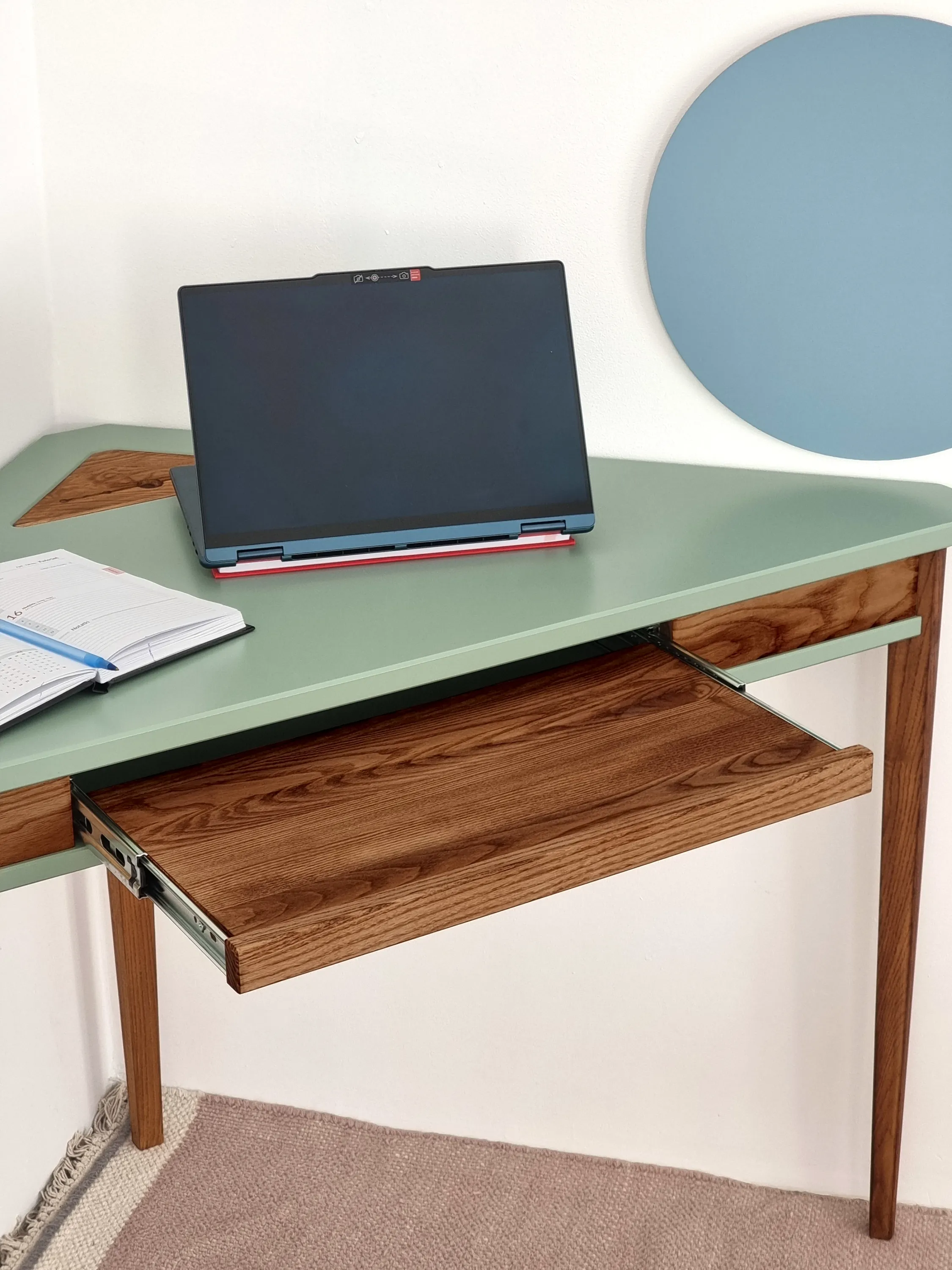 Biurko narożne ASHME z półką na klawiaturę 114x85 szałwiowy blat/ciemne drewniane nogi - NRGBACDKEY_OAK_17