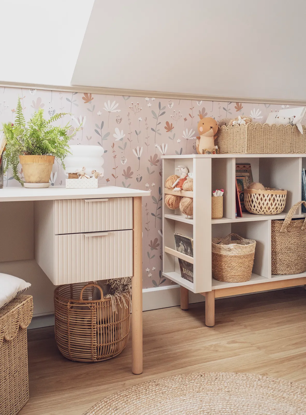 Biurko z szufladami MILOO 125 cm beżowe - PIN_045-505-945