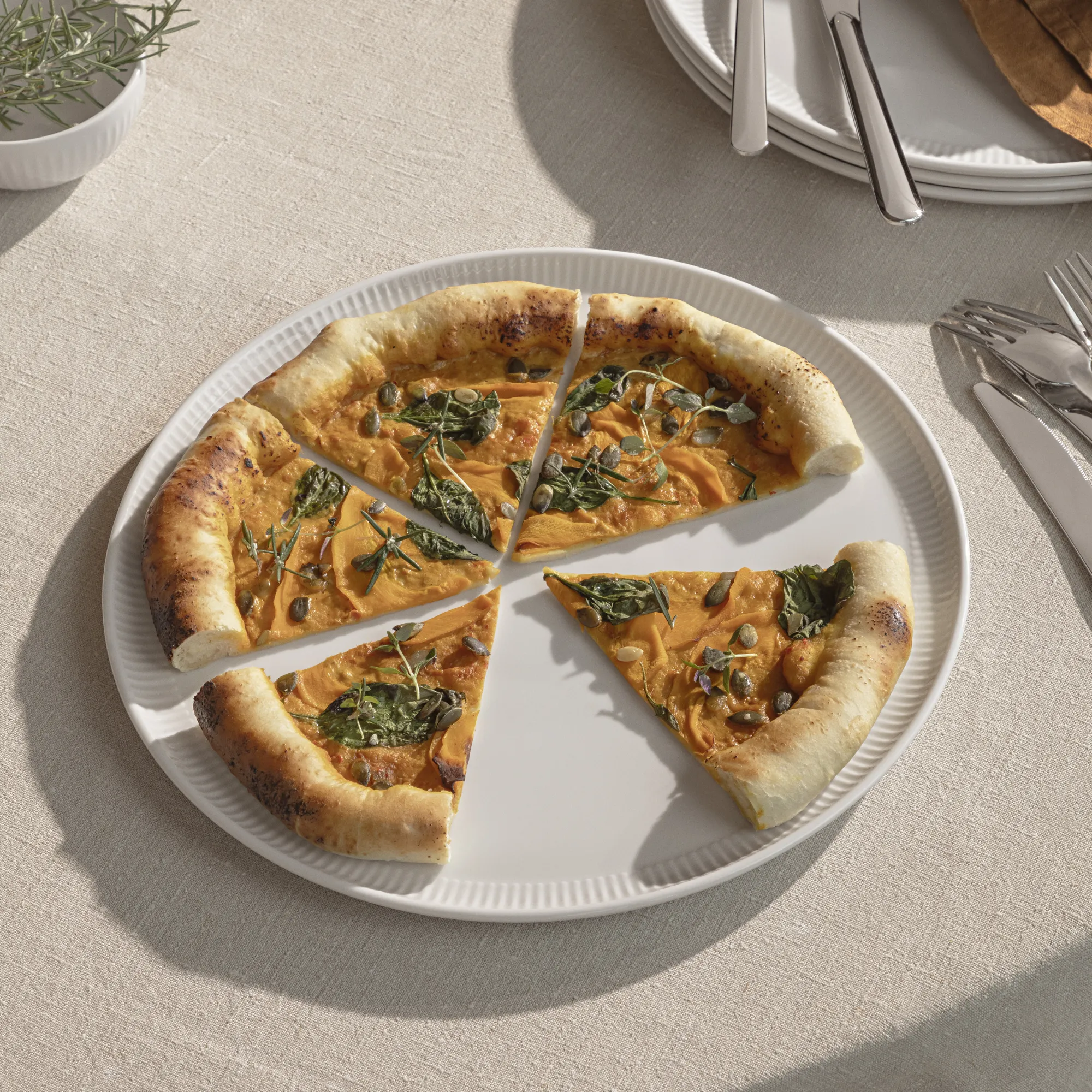 image pizza, pizza na cienkim cieście, płatki?, drugi, kolory: żółty pomarańczowy