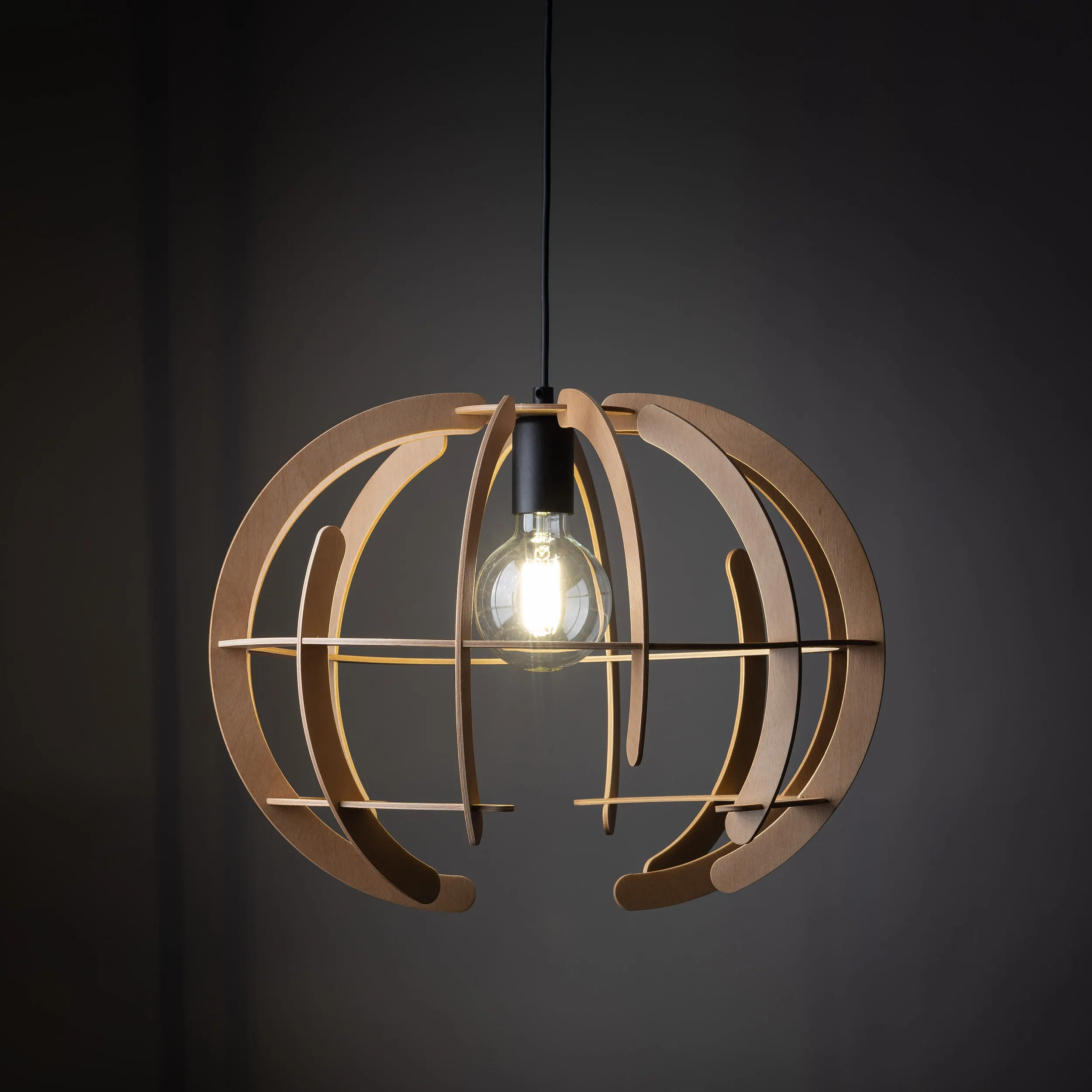 Lampa wisząca VENUS czarna z drewnianym okrągłym kloszem - TK_6886