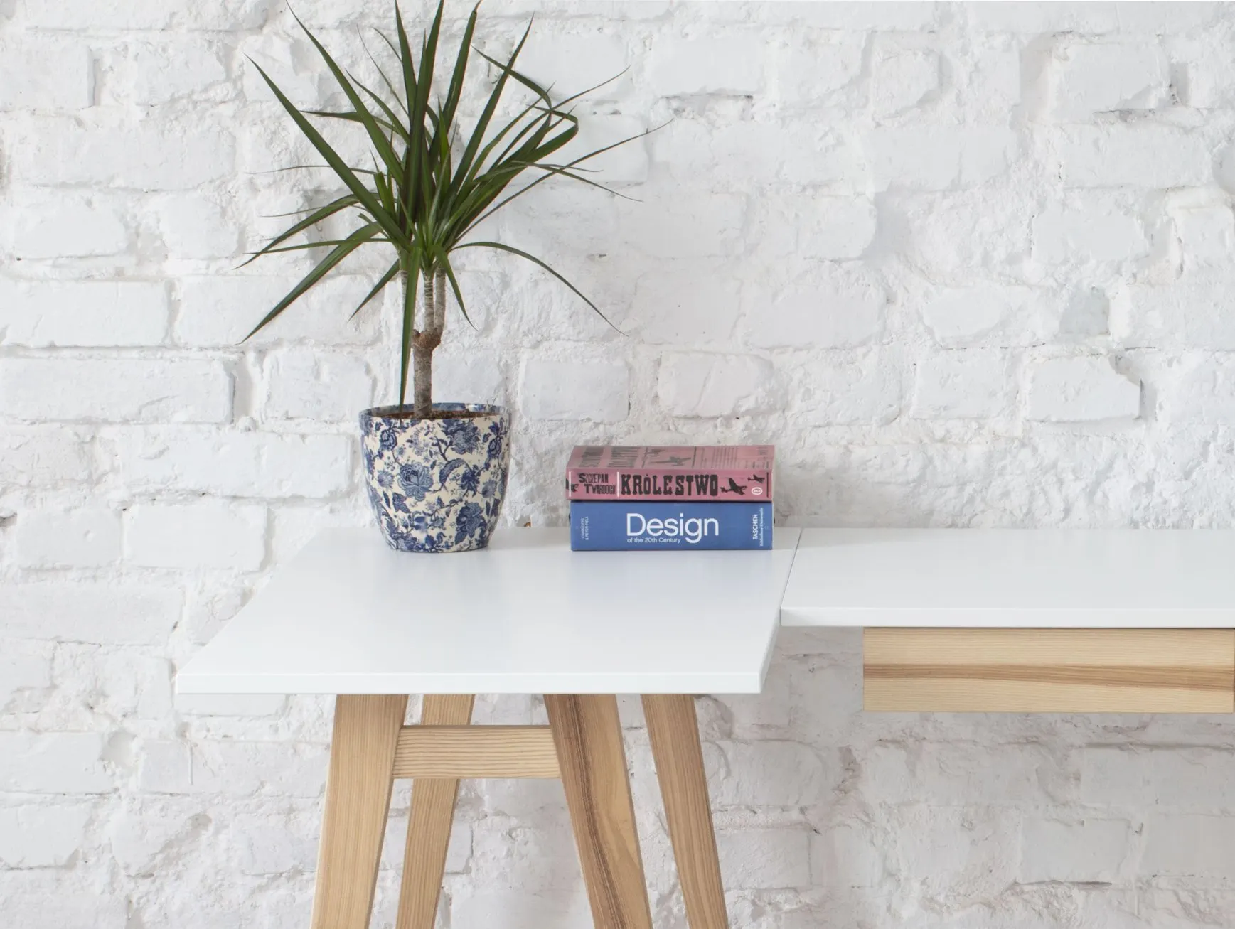 Biurko narożne z szufladą LUKA lewostronne 115x85 ciemnoniebieski blat/drewniane nogi - RGB_CDLUK114_L