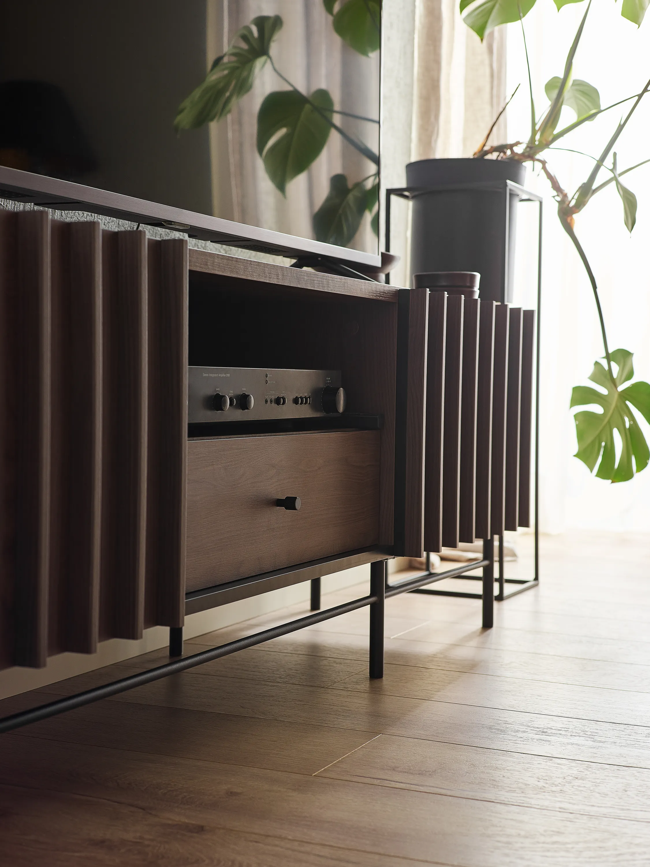 Szafka RTV z lamelami Piemonte PE-03 165cm jesion portlandzki/czarny - PE3JCZ