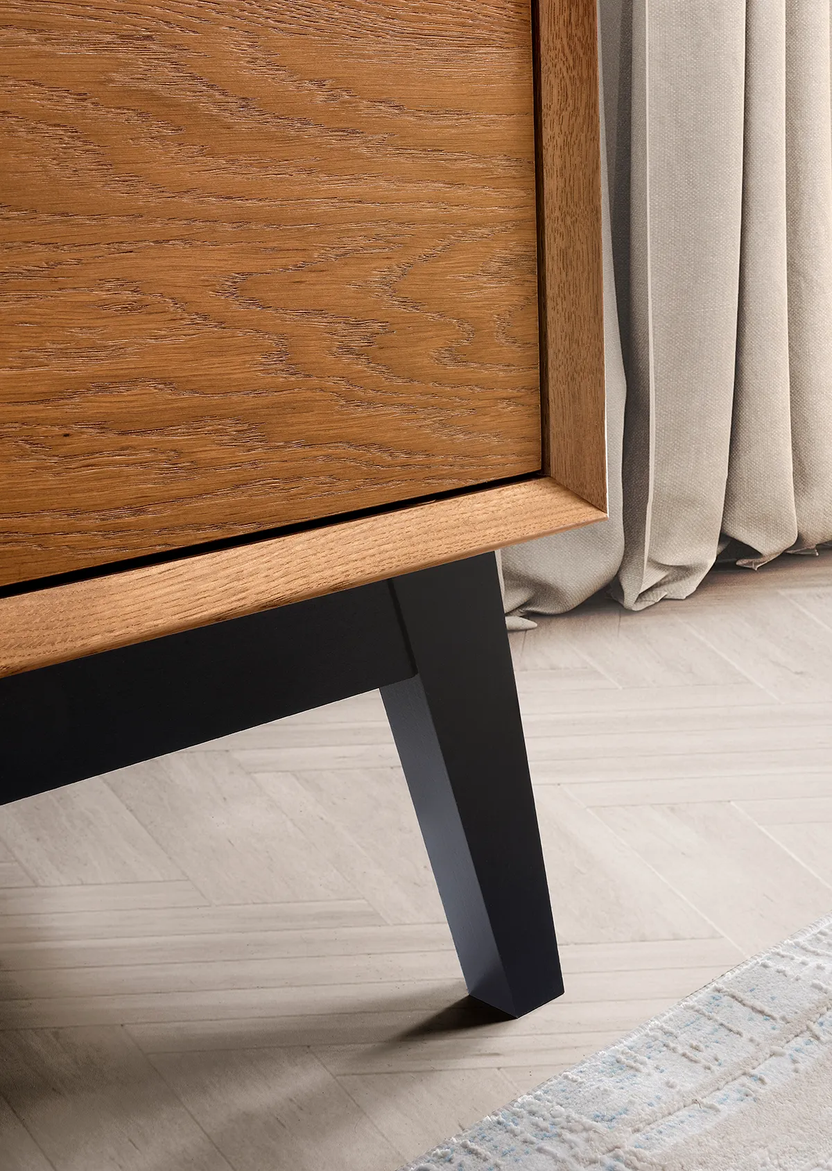 Komoda 4-drzwiowa LAZURE 47 z oświetleniem dąb karmelowy, czarny 180x90x42cm - TH-100-1777