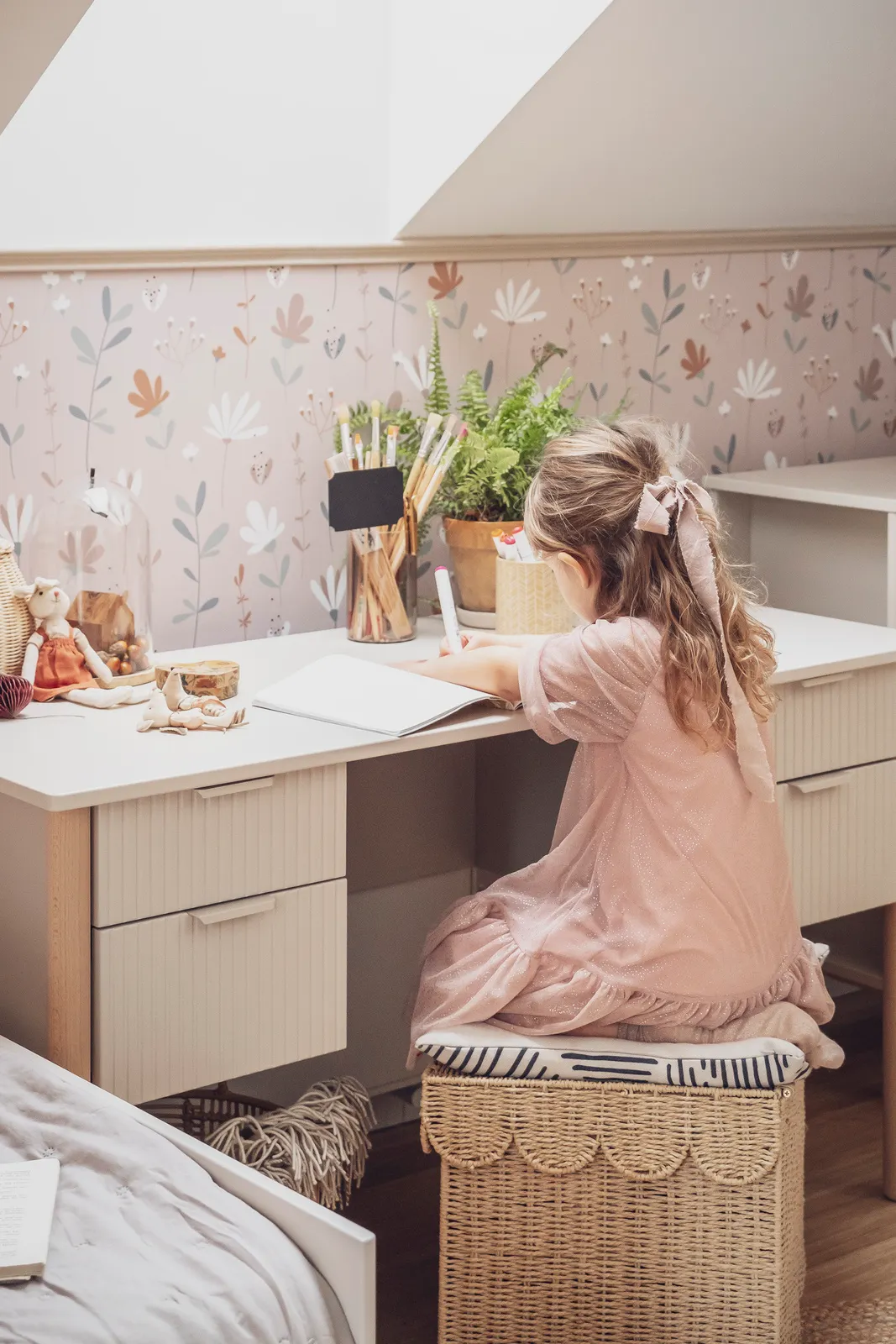 Biurko z szufladami MILOO 125 cm beżowe - PIN_045-505-945