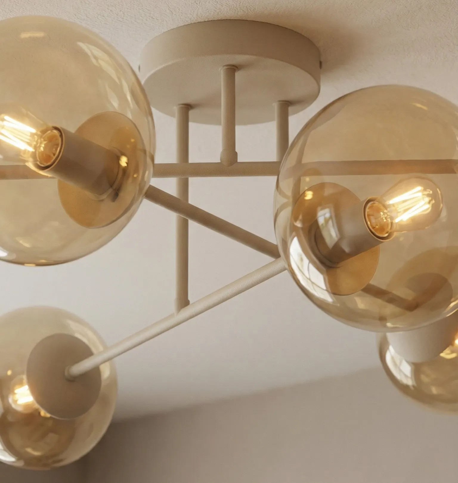 image lampa sufitowa, kula szkła, glowbulbs, metalowa konstrukcja, kolor beżowy
