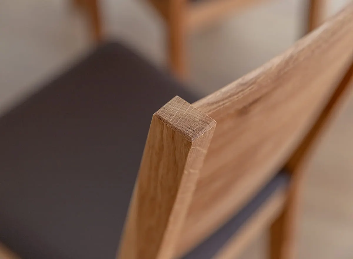 Krzesło dębowe PRATO z brązowym siedziskiem - dąb olejowany - KDBBR