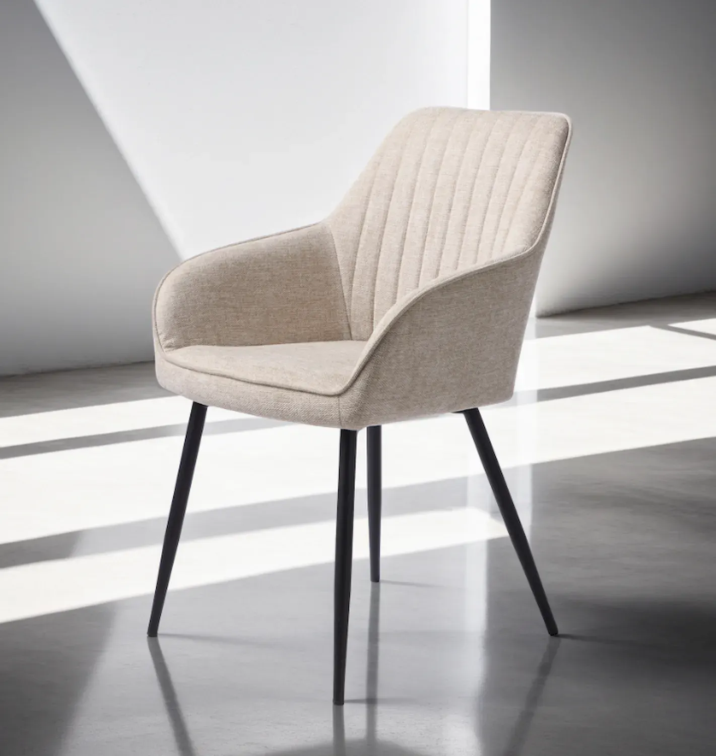 Krzesło z podłokietnikami NOLAN pikowane piaskowy - UN_50790000