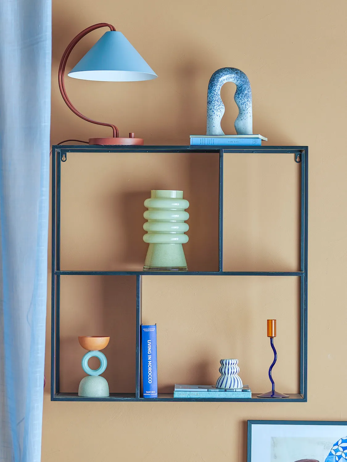 lamp, regał, dekoracyjne, ceramiczne wazony, książka