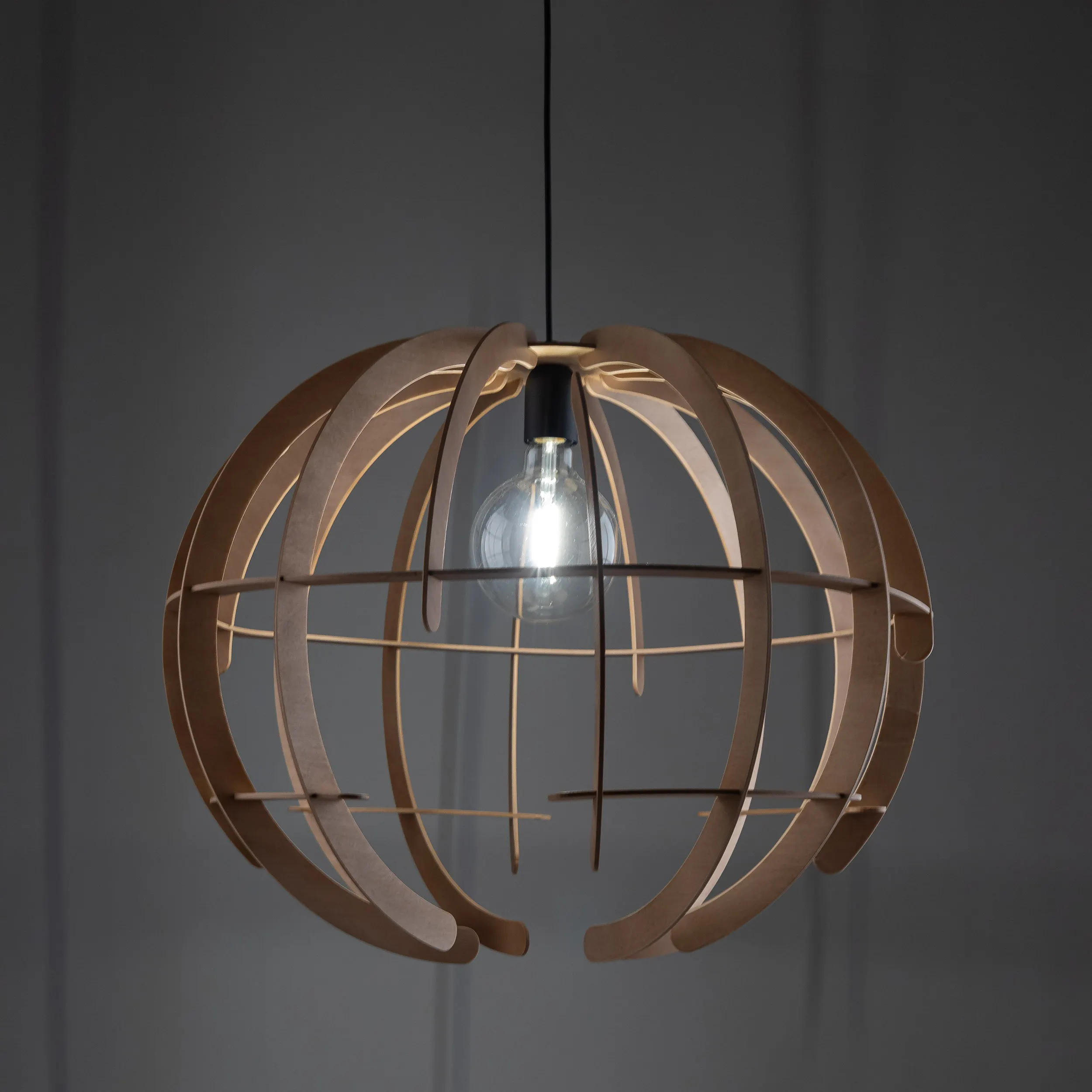 Lampa wisząca VENUS czarna z drewnianym kloszem 180x63cm - TK_6888