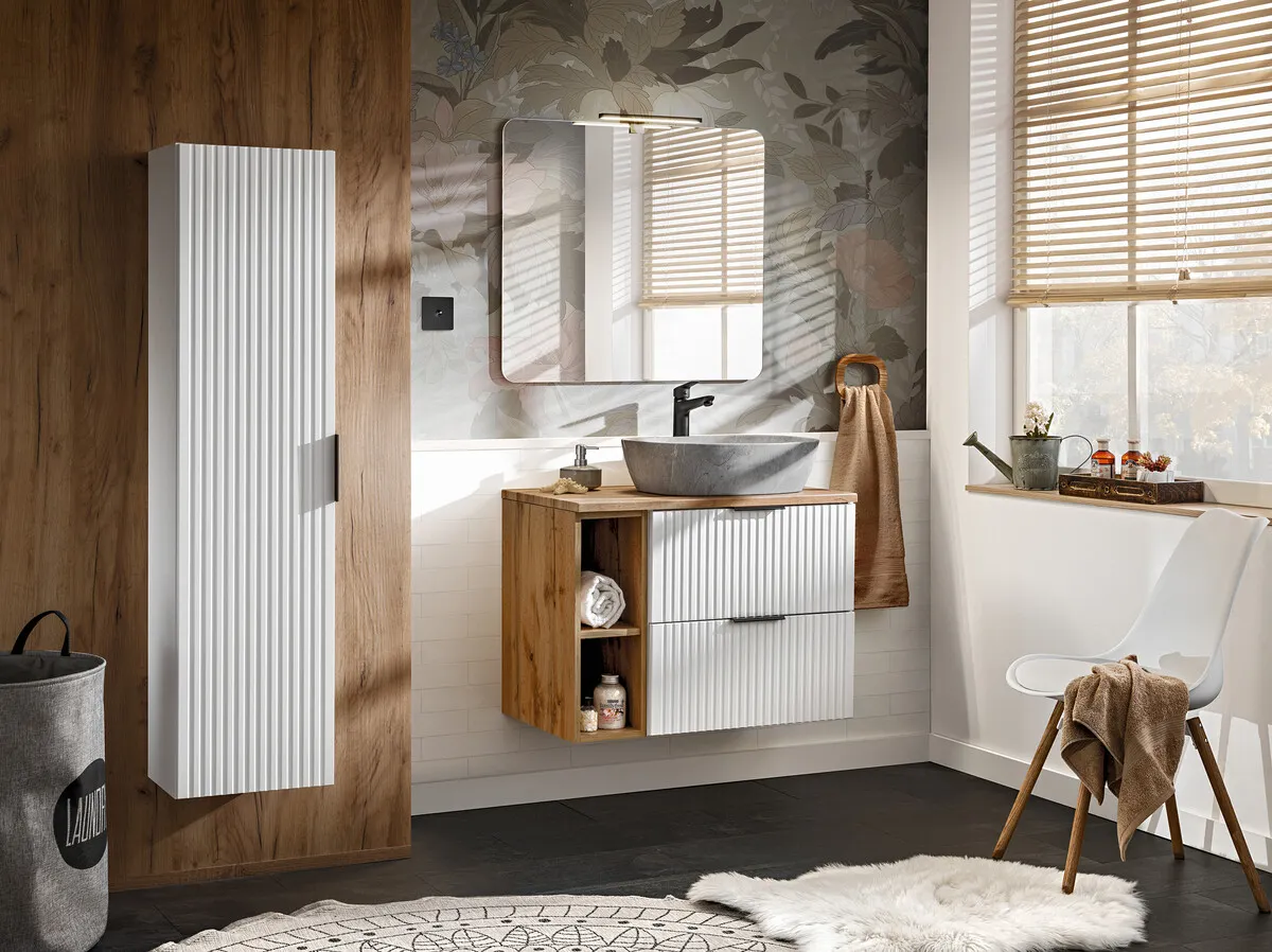 szafki łazienkowe, umywalka naczynia, bateria czarna, lustro prostokątne, kafelki drewnopodobne