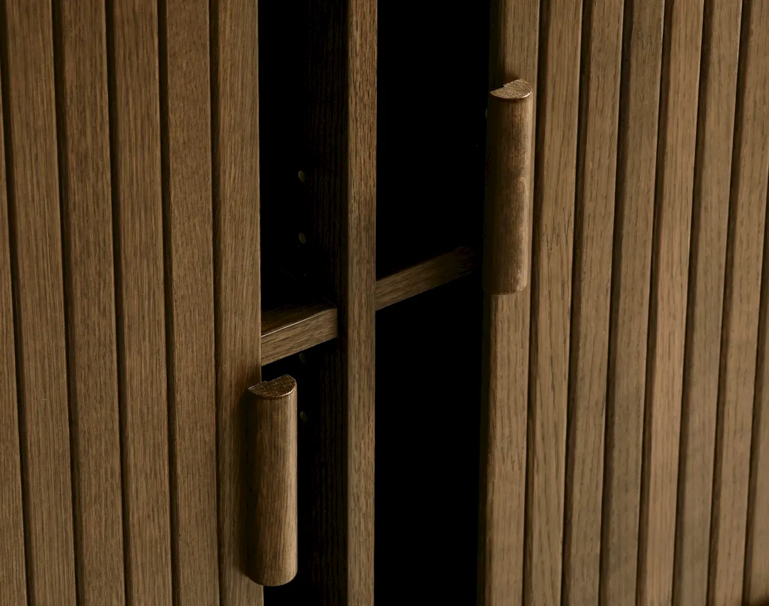 Komoda CAVO 2-drzwiowa ryflowana 160 cm - dąb wędzony - UN_48942931