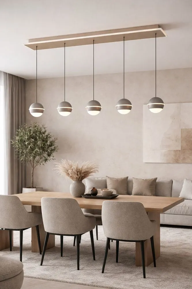 image lampa wisząca, kinkiet sufitowy, stół drewniany, krzesła tapicerowane, salon skandynawski