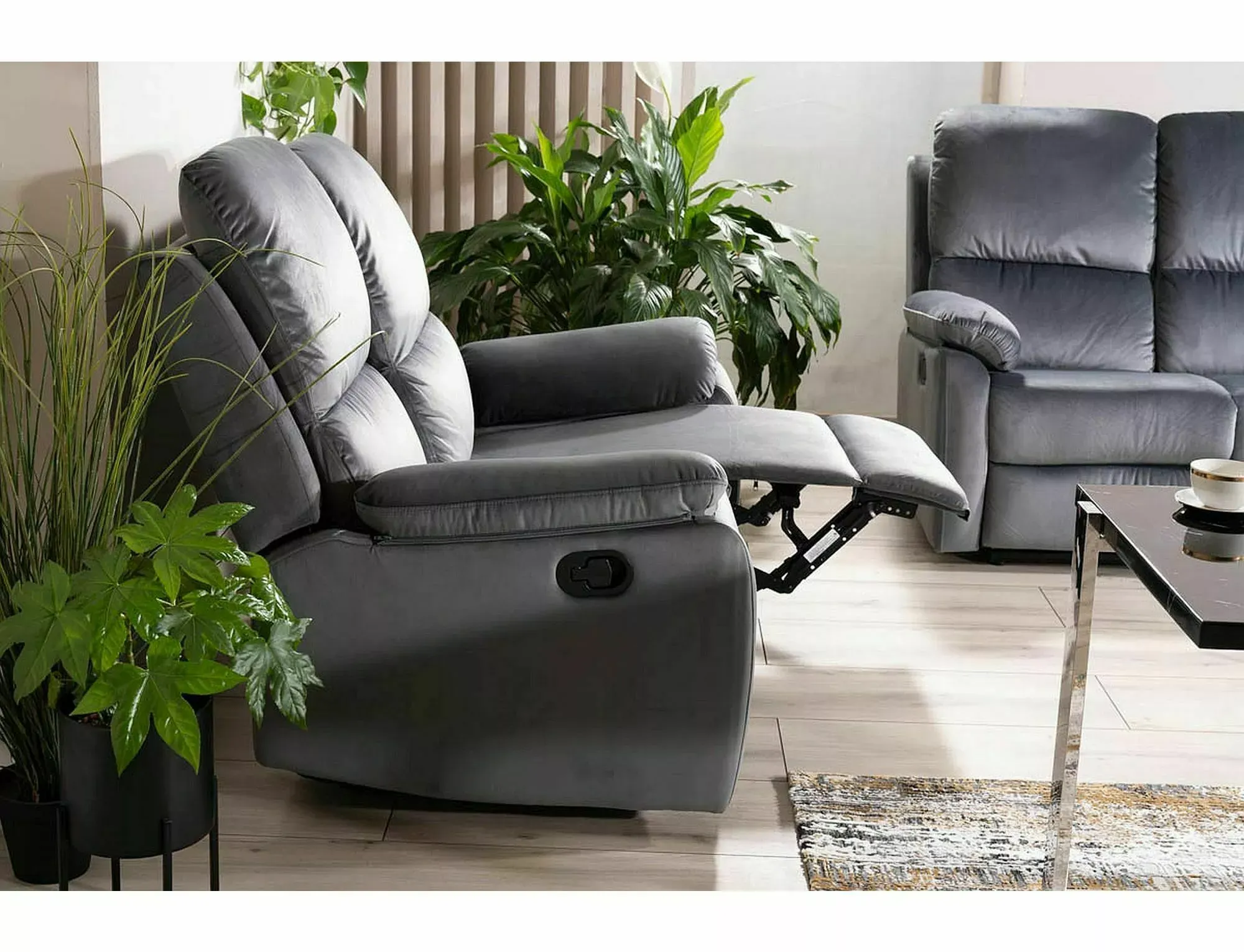 Sofa z regulowanym podnóżkiem SPENCER 2 VELVET 136 cm szara Signal