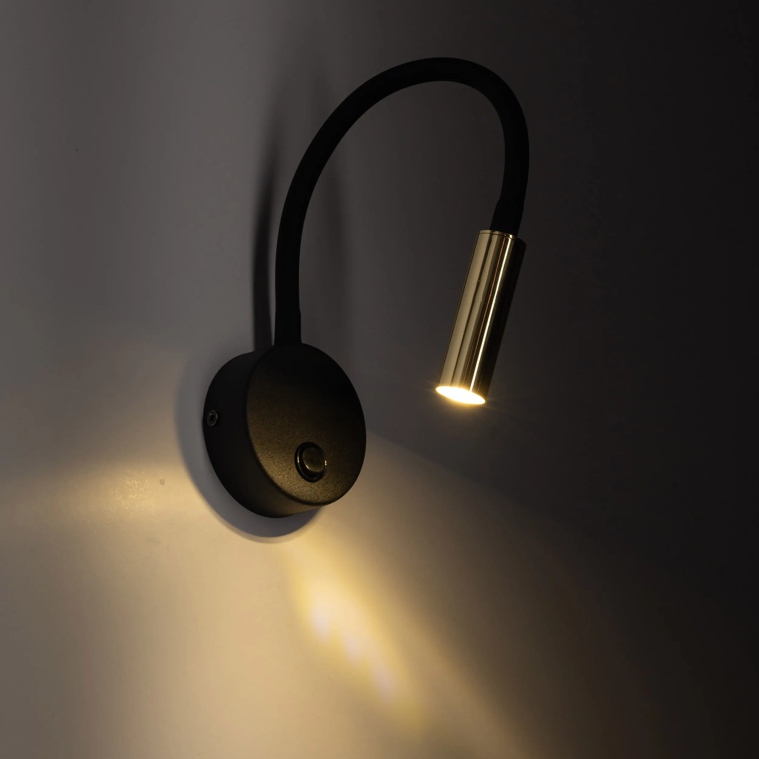 Kinkiet LAGOS czarny regulowane ramię ze złotym reflektorem oraz włącznikiem 30x27cm - TK_10039