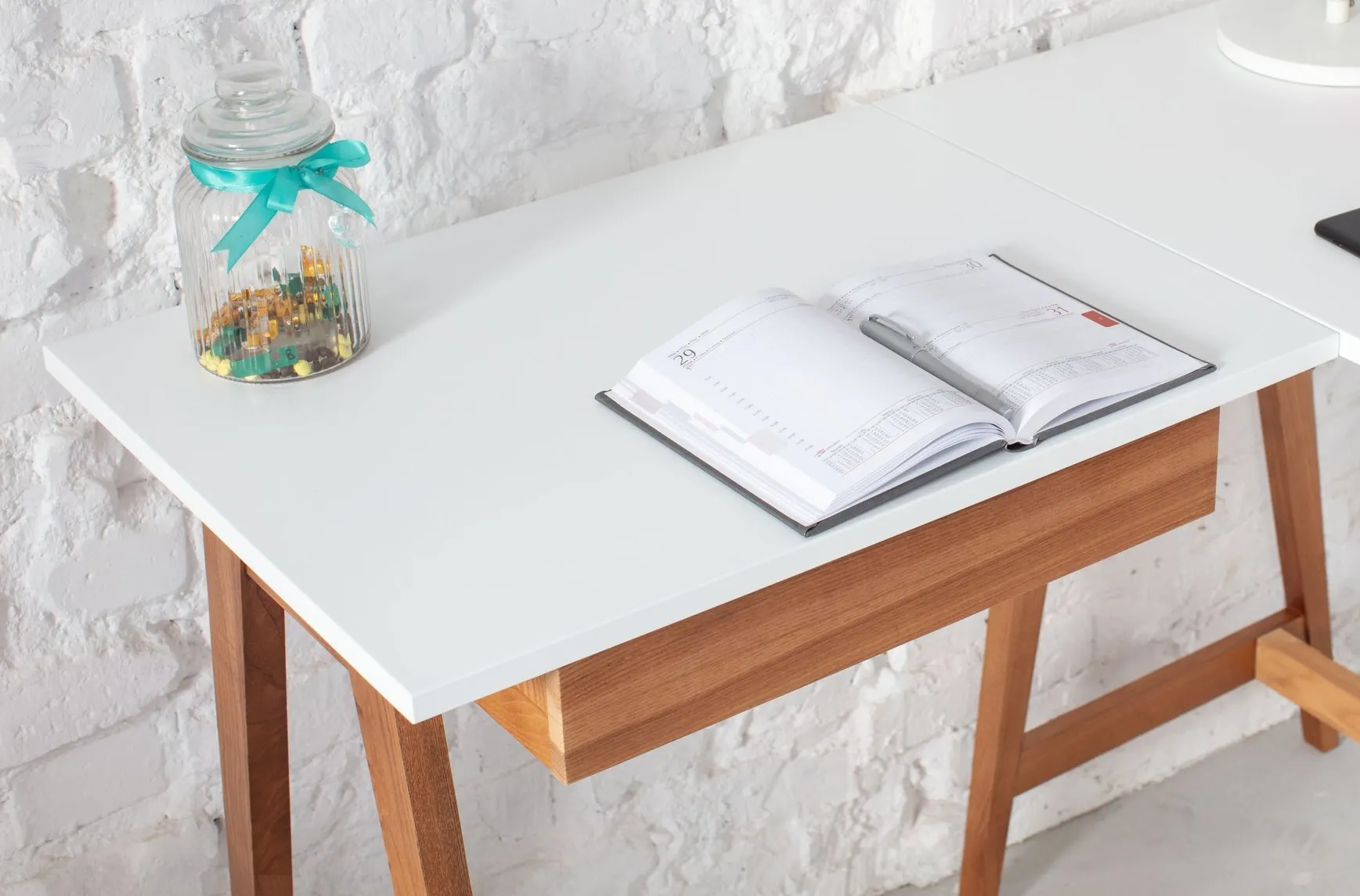 Biurko narożne z szufladą LUKA prawostronne 115x85 ciemnoniebieski blat/nogi kolor dąb - RGB_CDLUK114_OAK_R