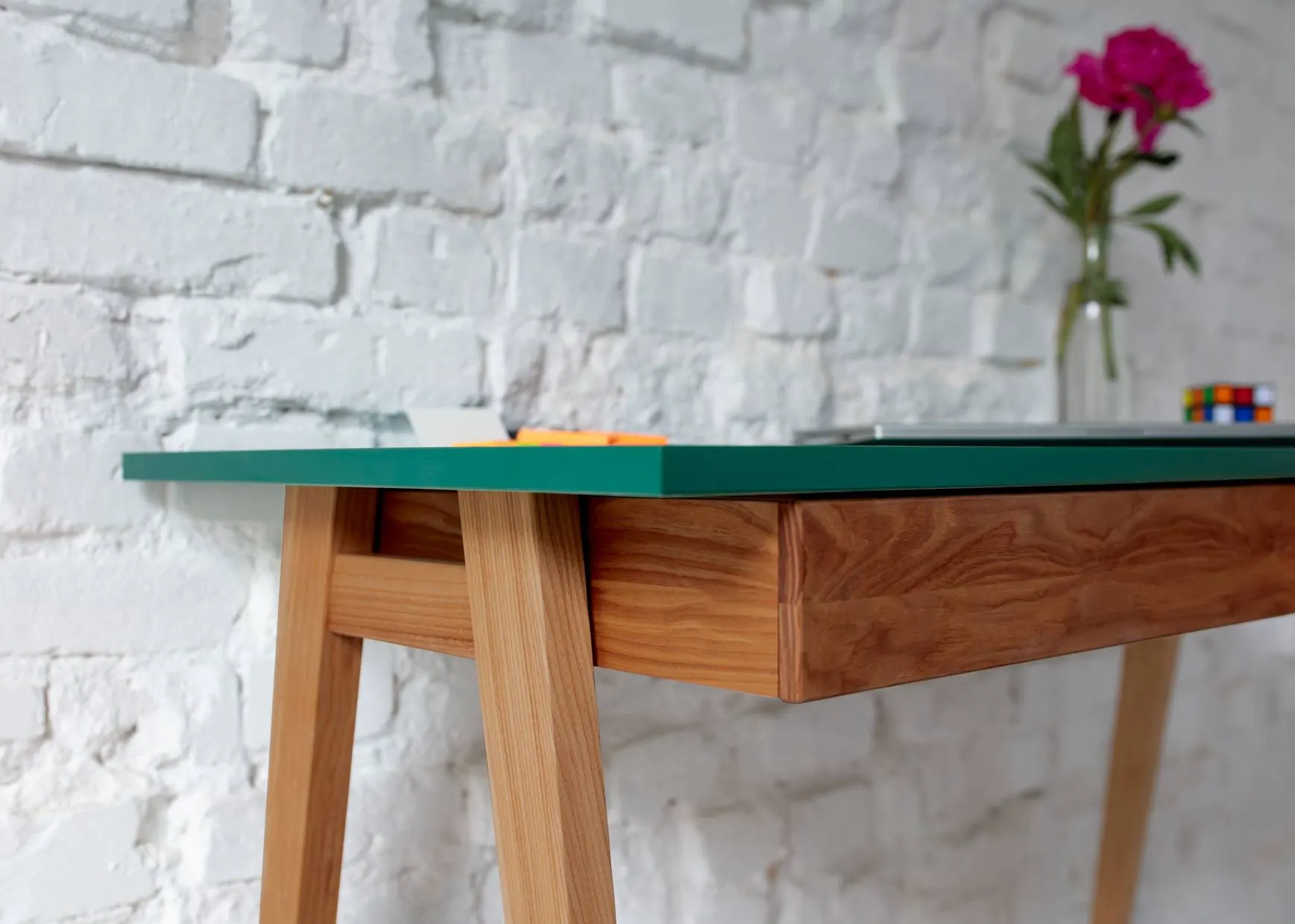 Biurko narożne z szufladą LUKA prawostronne 115x85 czarny blat/nogi kolor dąb - RGB_CDLUK1BLK_OAK_R