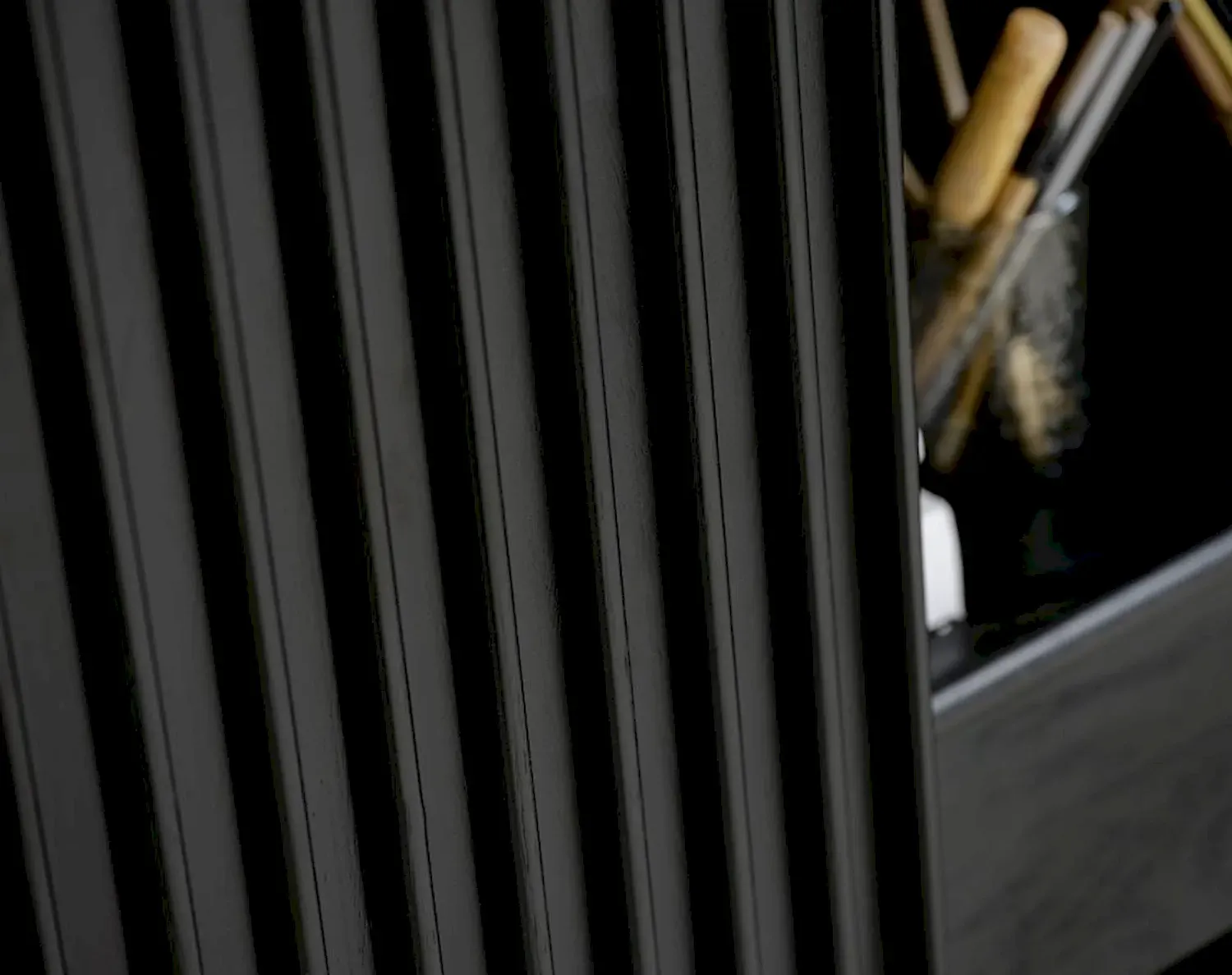 Komoda wysoka 2-drzwiowa SIENA z szufladą ryflowana czarna - UN_46094640