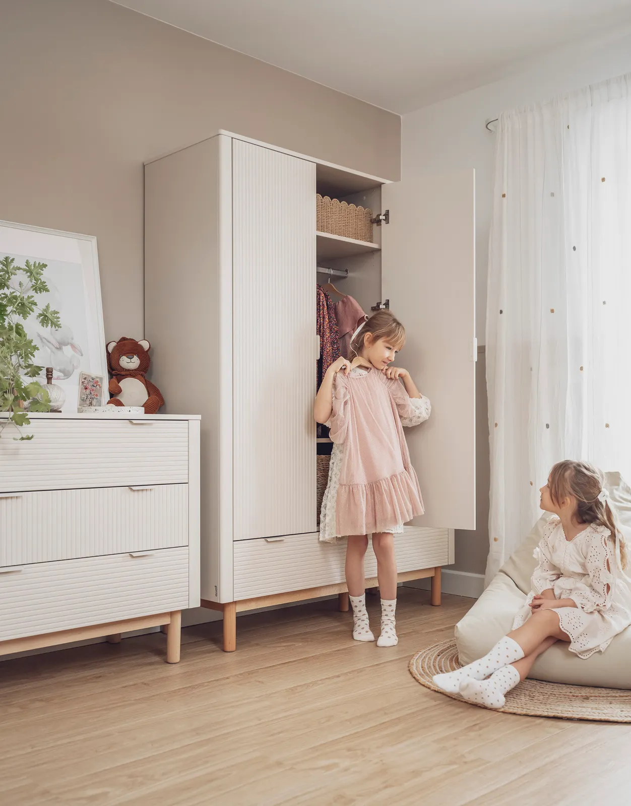 Szafa 3-drzwiowa z szufladami MILOO 144x198 beżowa - PIN_045-043-945