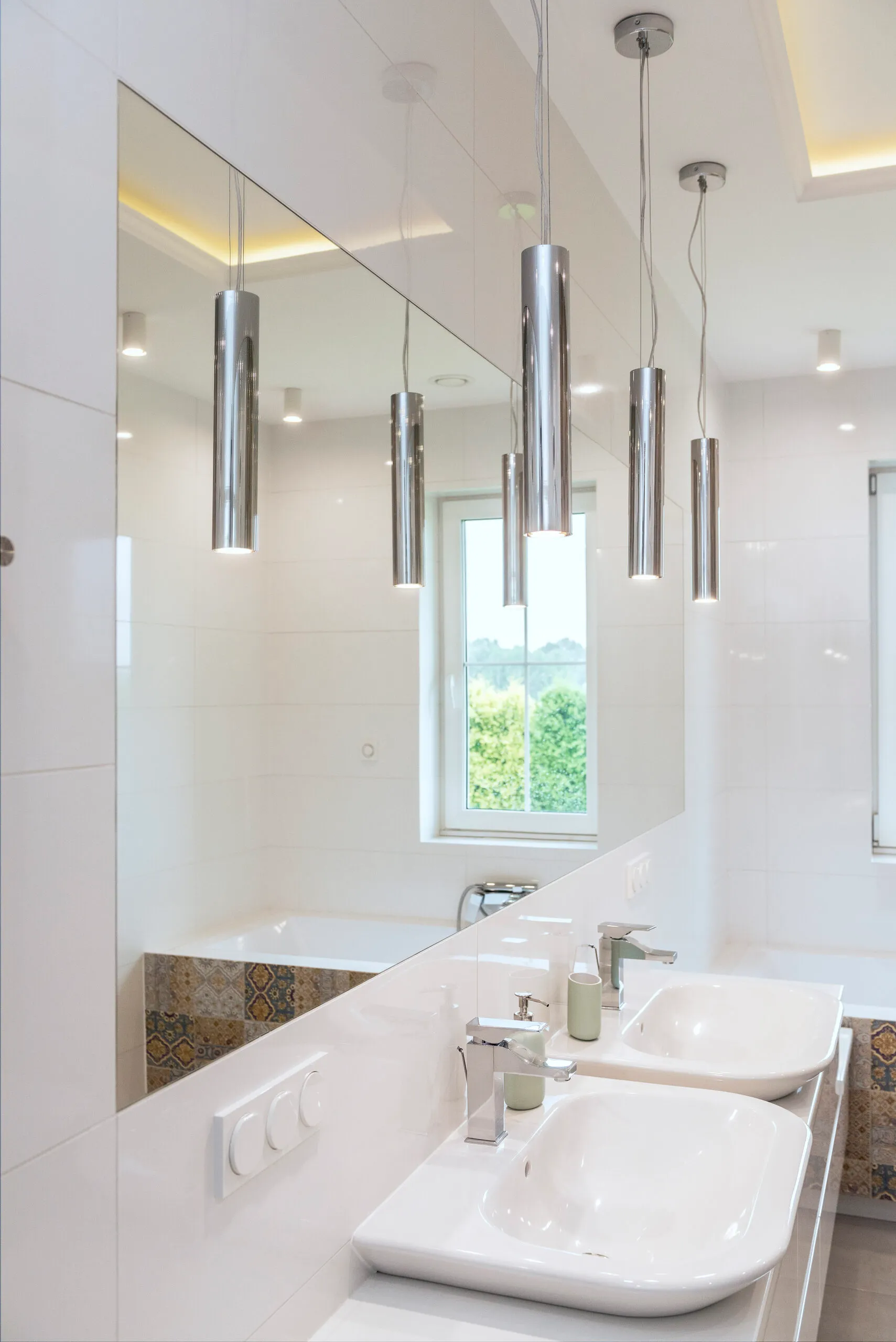 Lampa wisząca GOMERA chromowana na białym przewodzie smukła 118x8cm - 3628