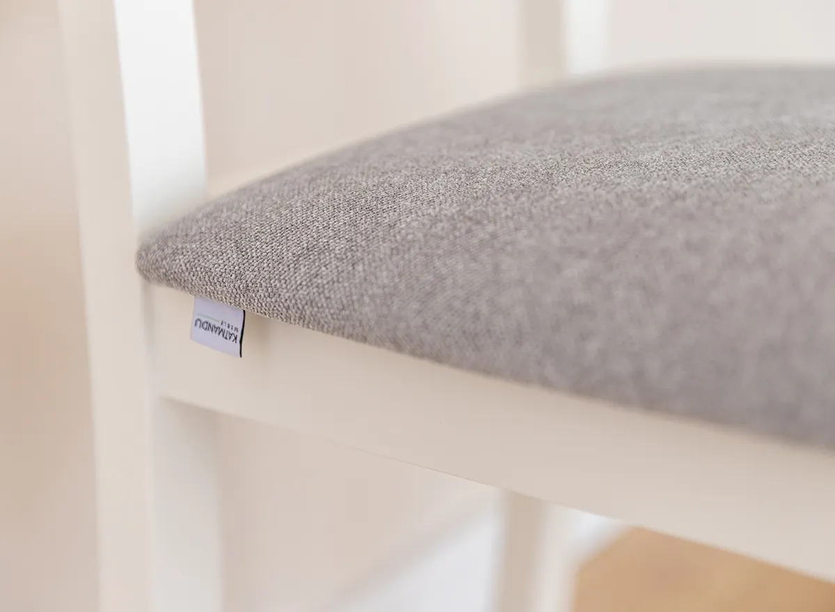 Krzesło BELLUNO ELEGANTE 01 z jasnoszarym siedziskiem materiałowym - białe (STORM 85) - DRMKT01/S85