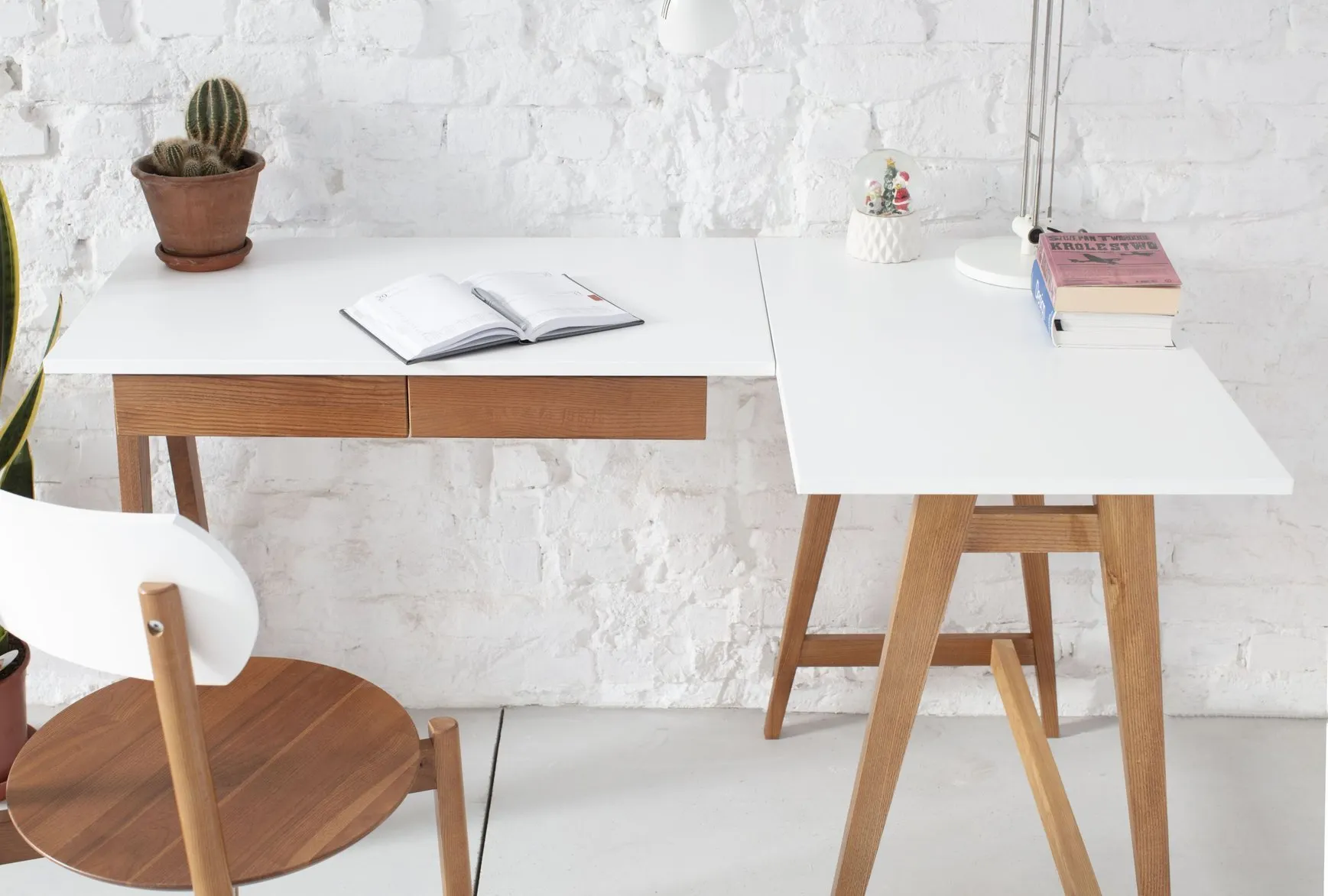 Biurko narożne z szufladami LUKA prawostronne 135x85 czerwony blat/nogi kolor dąb - RGB_CDLUK212_OAK_R