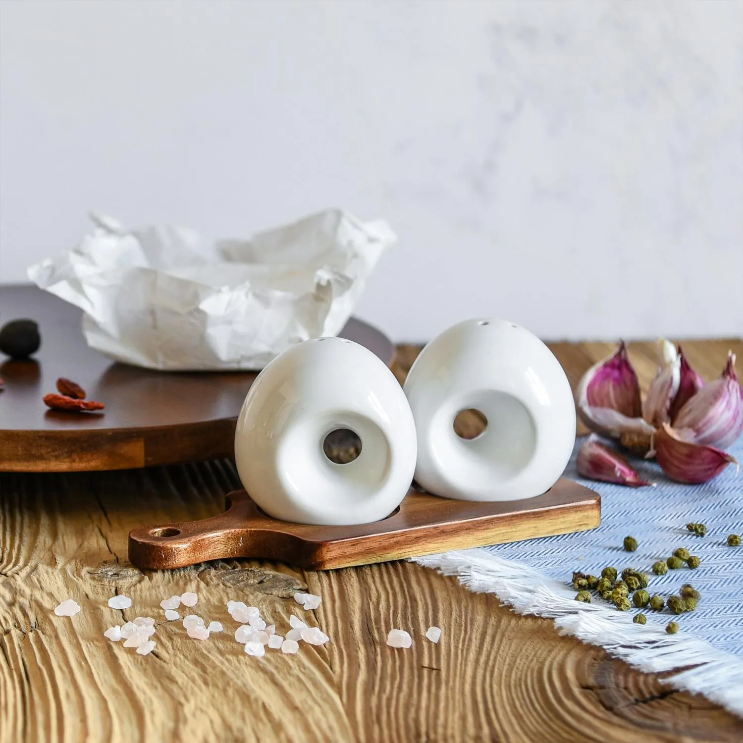 image solniczki, sól morska, ceramiczne przyprawniki, białe kubki, styl rustykalny