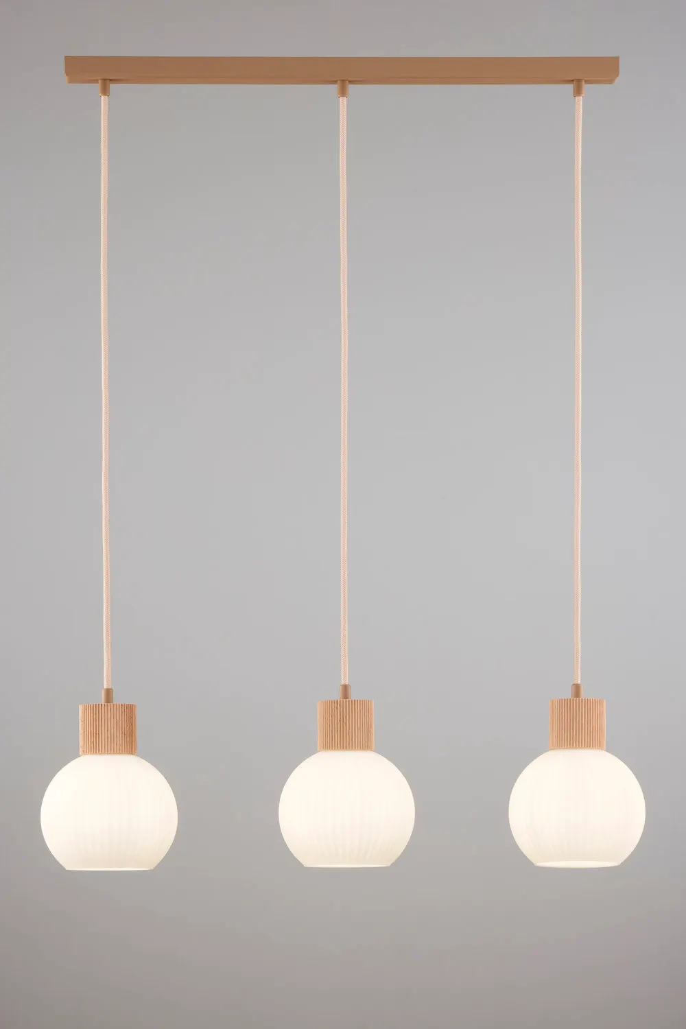 image lampy wiszące, trzy źródła światła, kulkowy abażur, balonowy klosz, drewniana oprawa
