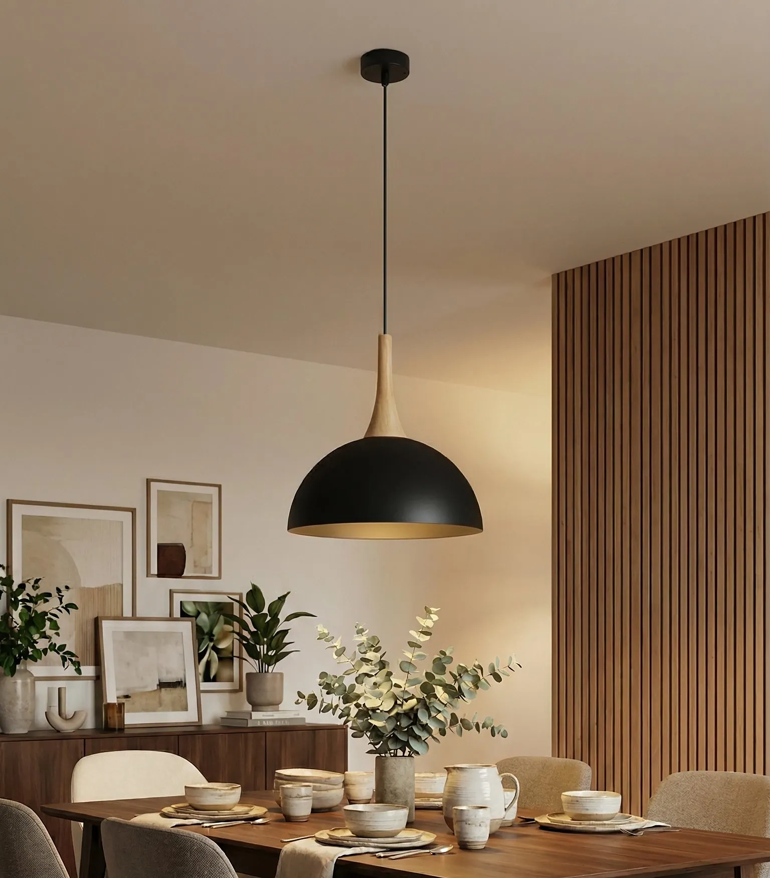 lampa wisząca, czarna lampa, drewniane elementy, stół drewniany, zastawa stołowa