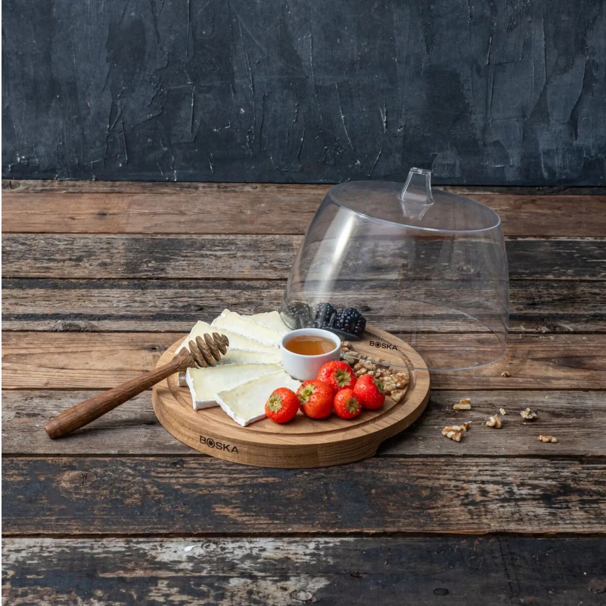 deska do serów, ser, owoce leśne, miód, tło drewniane