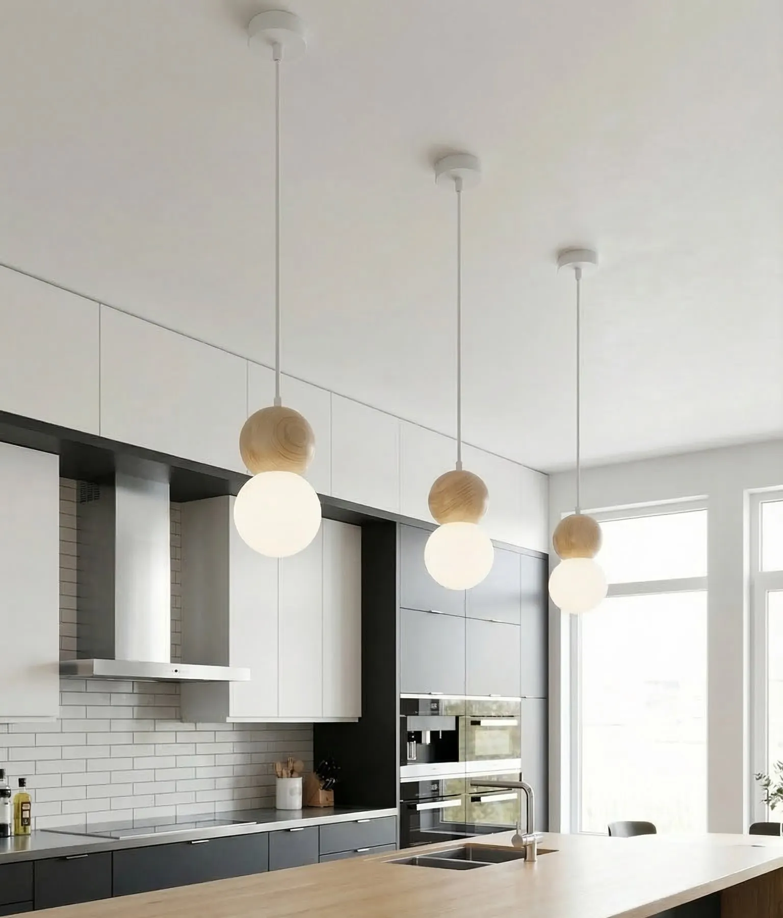 image kuchnia, pendant lights, drewniane kulki, wyspa kuchenna, białe i szare