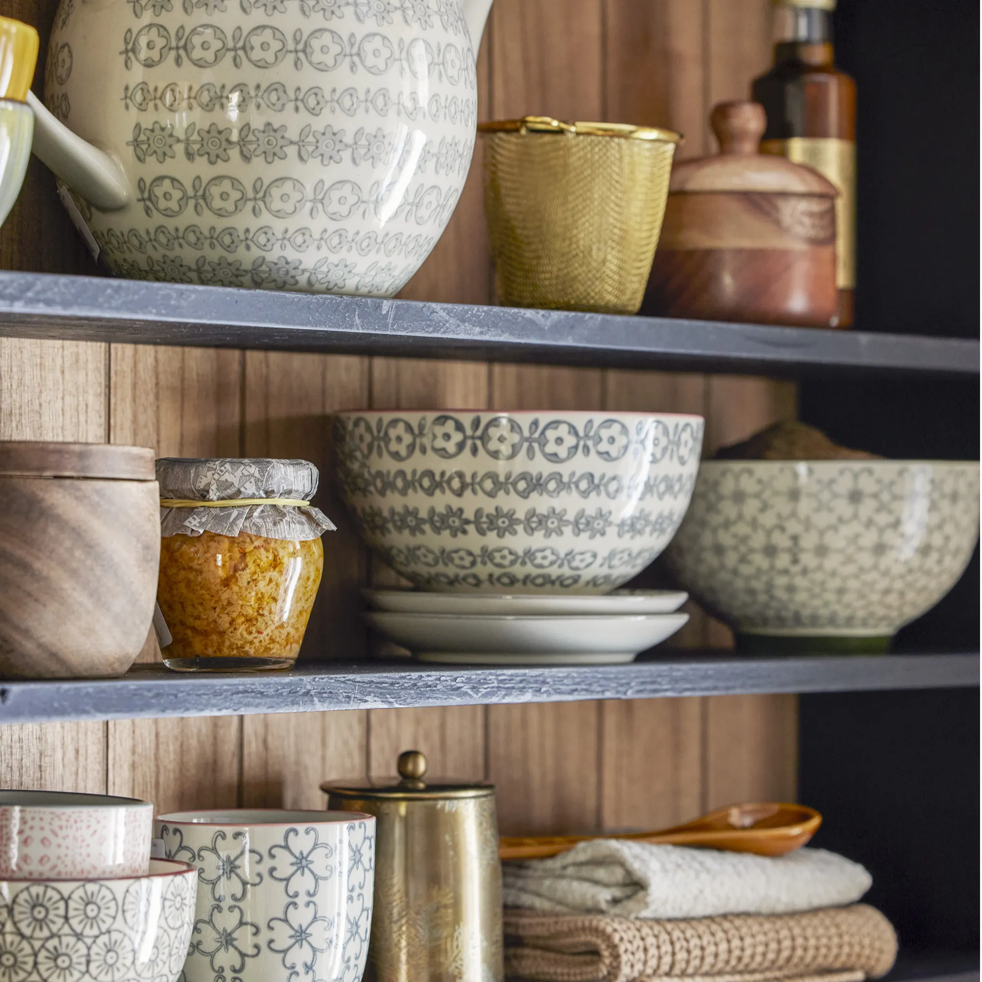 image ceramiczny talerz miska, talerz miska z wytłaczanym wzorem, słoik szklany, regał kuchenny, drewniana półka