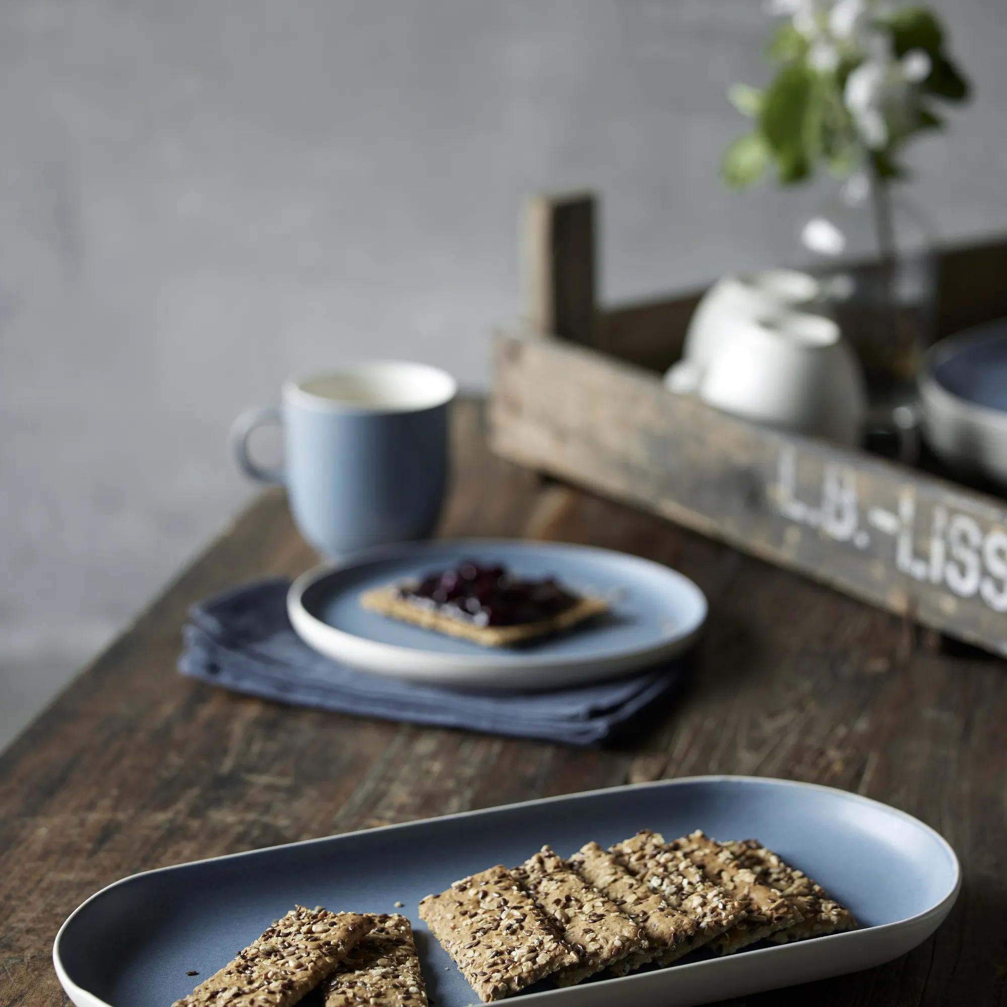 image pełnoziarniste herbatniki, krakersy, tarta z kruszonką, czekoladowe posypki, dania na stole